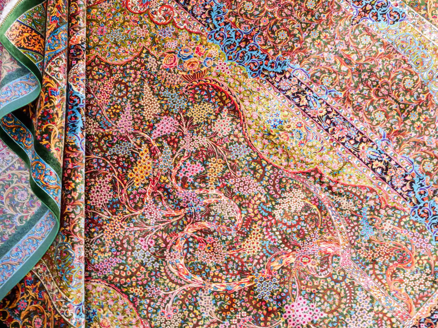 Ghom Maschinenteppich "Mehrab" 300 x 200 cm aus pflanzlicher Seide (Viskose) mit Paradies-Lebensbaum, Grün. Teppichnummer: V62MG600H. Persian Luxury Collection by Khademi. Made in Iran / Persia – Vertrieb durch JUPITER Intl.