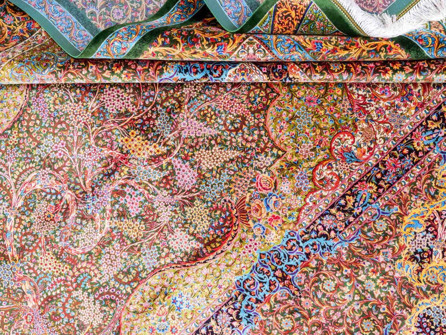 Ghom Maschinenteppich "Mehrab" 300 x 200 cm aus pflanzlicher Seide (Viskose) mit Paradies-Lebensbaum, Grün. Teppichnummer: V62MG600H. Persian Luxury Collection by Khademi. Made in Iran / Persia – Vertrieb durch JUPITER Intl.
