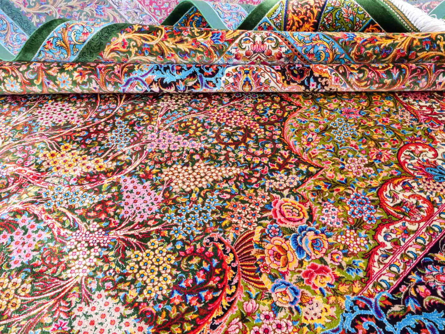 Ghom Maschinenteppich "Mehrab" 300 x 200 cm aus pflanzlicher Seide (Viskose) mit Paradies-Lebensbaum, Grün. Teppichnummer: V62MG600H. Persian Luxury Collection by Khademi. Made in Iran / Persia – Vertrieb durch JUPITER Intl.