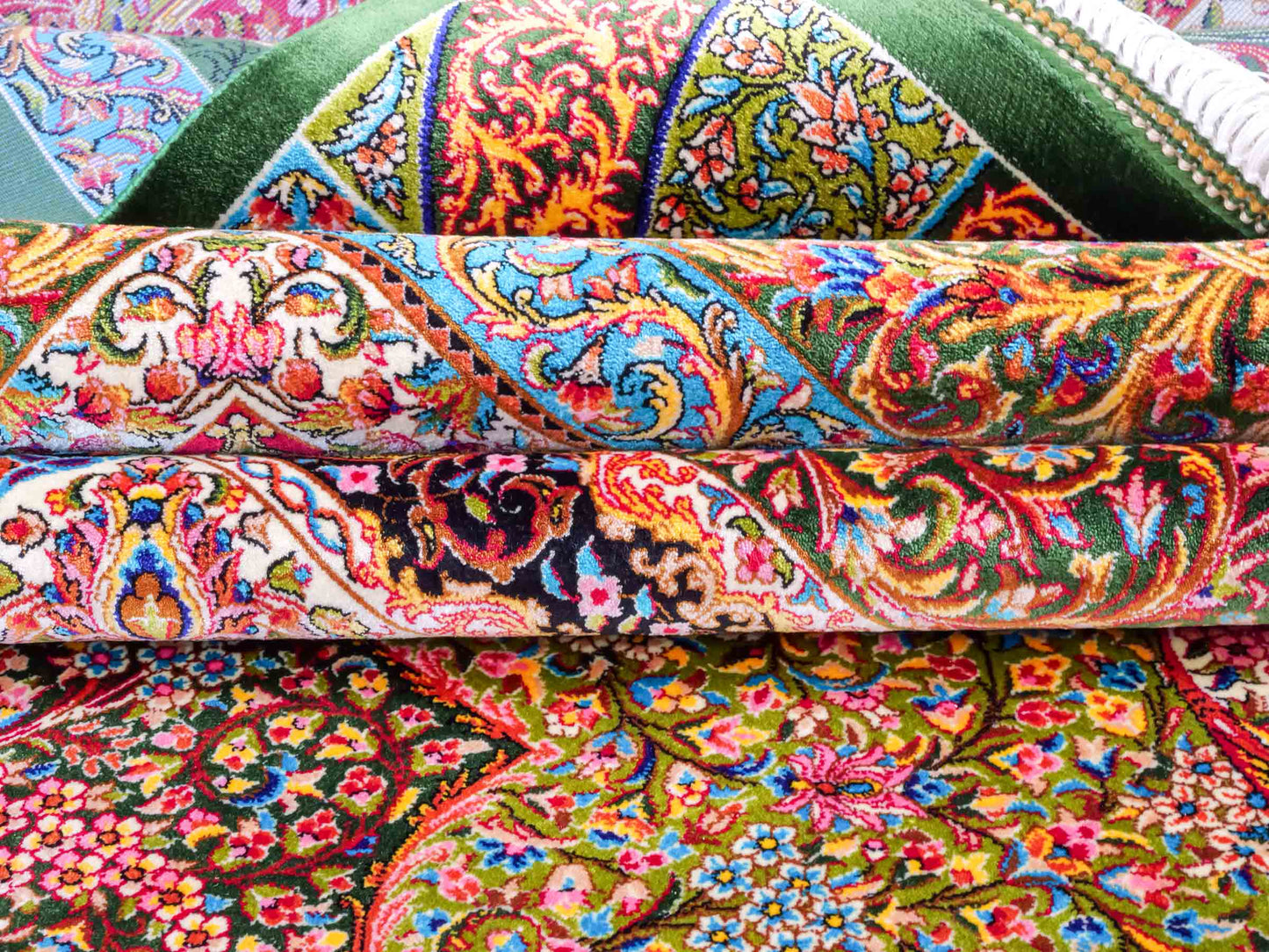 Ghom Maschinenteppich "Mehrab" 300 x 200 cm aus pflanzlicher Seide (Viskose) mit Paradies-Lebensbaum, Grün. Teppichnummer: V62MG600H. Persian Luxury Collection by Khademi. Made in Iran / Persia – Vertrieb durch JUPITER Intl.