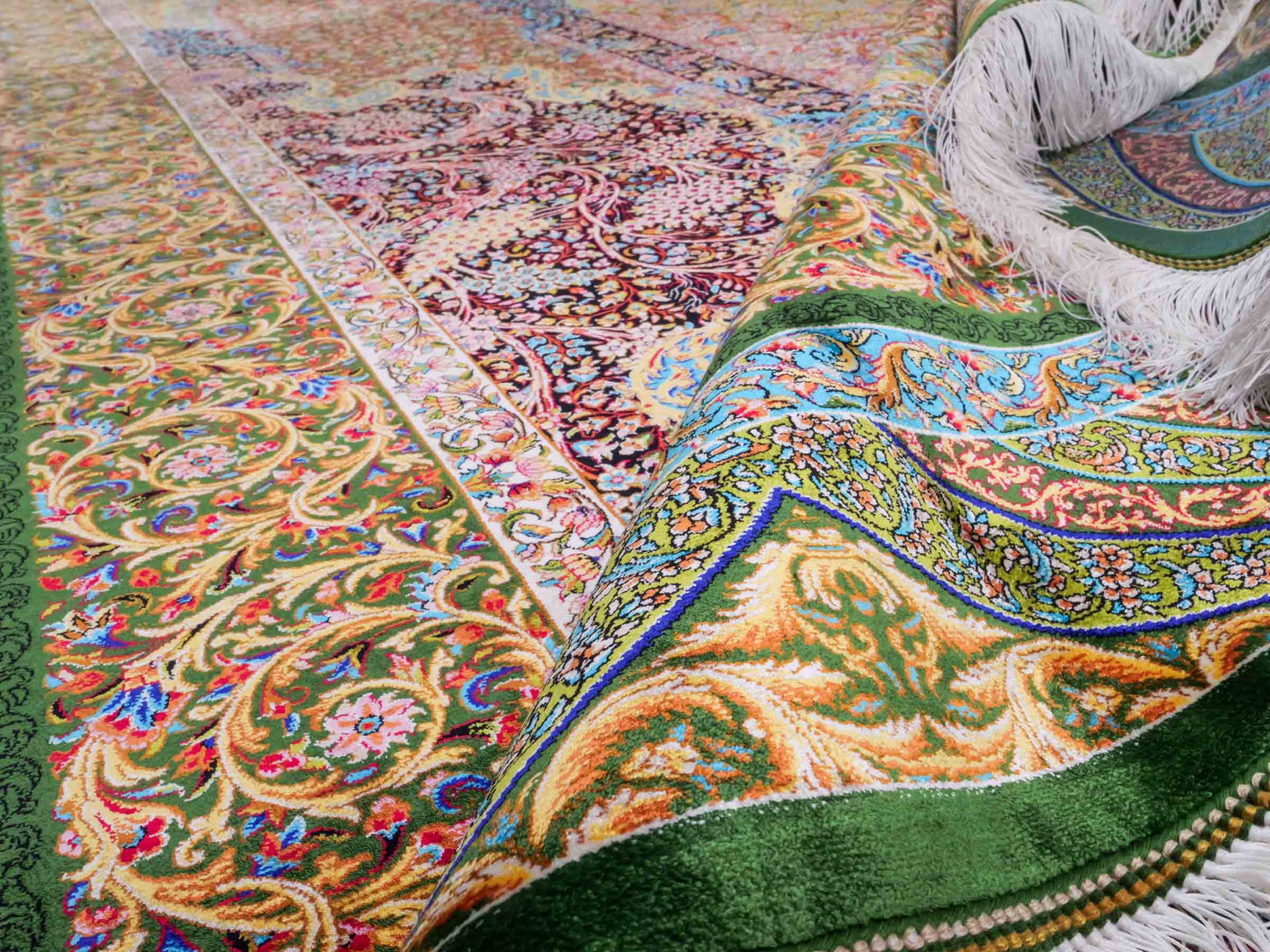 Ghom Maschinenteppich "Mehrab" 300 x 200 cm aus pflanzlicher Seide (Viskose) mit Paradies-Lebensbaum, Grün. Teppichnummer: V62MG600H. Persian Luxury Collection by Khademi. Made in Iran / Persia – Vertrieb durch JUPITER Intl.