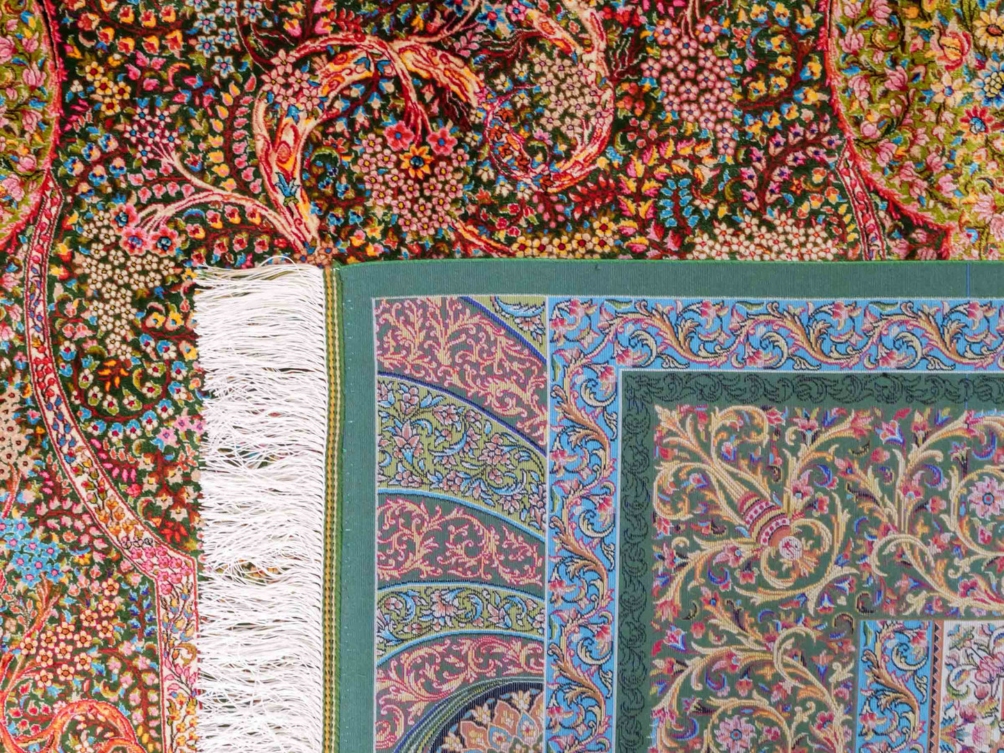 Ghom Maschinenteppich "Mehrab" 300 x 200 cm aus pflanzlicher Seide (Viskose) mit Paradies-Lebensbaum, Grün. Teppichnummer: V62MG600H. Persian Luxury Collection by Khademi. Made in Iran / Persia – Vertrieb durch JUPITER Intl.