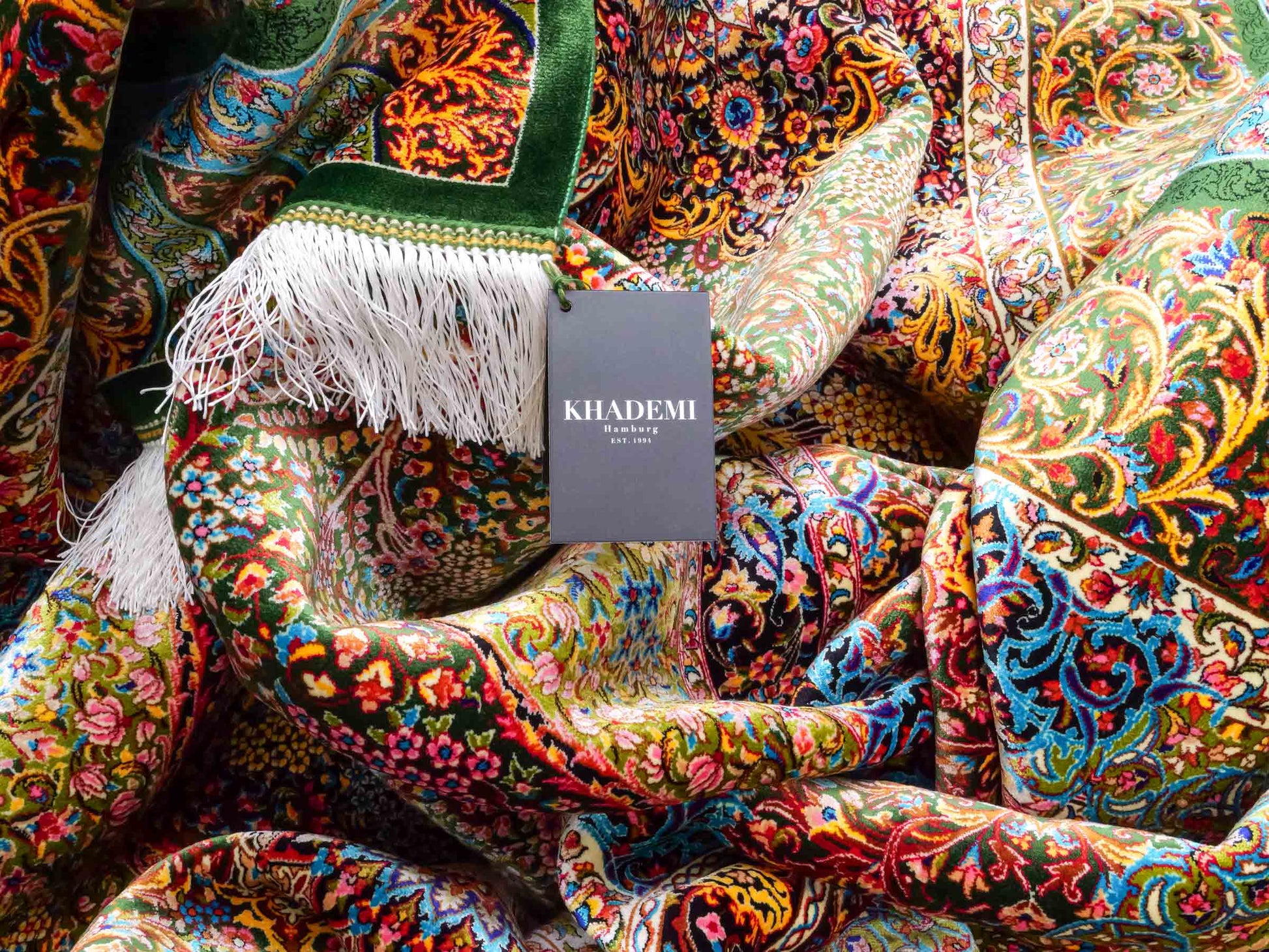 Ghom Maschinenteppich "Mehrab" 300 x 200 cm aus pflanzlicher Seide (Viskose) mit Paradies-Lebensbaum, Grün. Teppichnummer: V62MG600H. Persian Luxury Collection by Khademi. Made in Iran / Persia – Vertrieb durch JUPITER Intl.