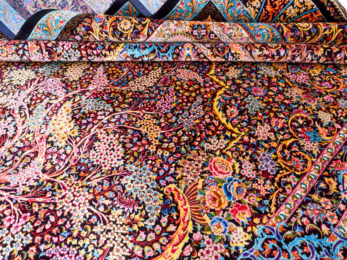 Ghom Maschinenteppich "Mehrab" 300 x 200 cm aus pflanzlicher Seide (Viskose) mit Paradies-Lebensbaum, Schwarz. Teppichnummer: V62BK600H. Persian Luxury Collection by Khademi. Made in Iran / Persia – Vertrieb durch JUPITER Intl.