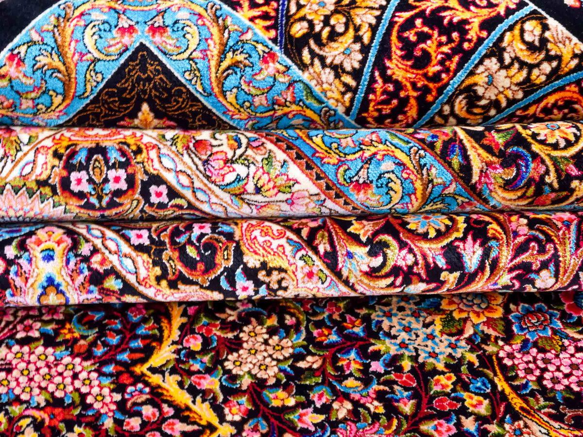 Ghom Maschinenteppich "Mehrab" 300 x 200 cm aus pflanzlicher Seide (Viskose) mit Paradies-Lebensbaum, Schwarz. Teppichnummer: V62BK600H. Persian Luxury Collection by Khademi. Made in Iran / Persia – Vertrieb durch JUPITER Intl.