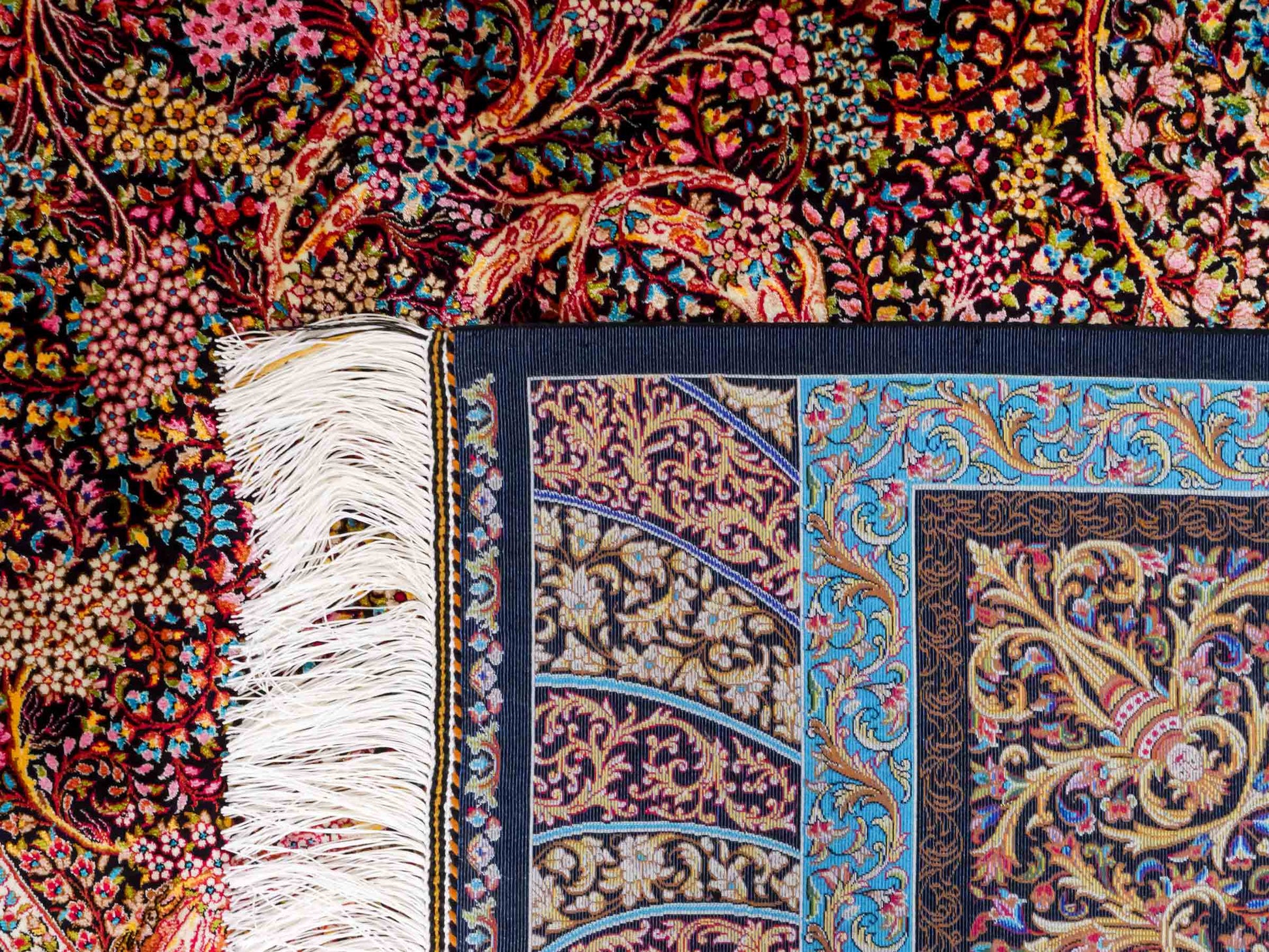 Ghom Maschinenteppich "Mehrab" 300 x 200 cm aus pflanzlicher Seide (Viskose) mit Paradies-Lebensbaum, Schwarz. Teppichnummer: V62BK600H. Persian Luxury Collection by Khademi. Made in Iran / Persia – Vertrieb durch JUPITER Intl.