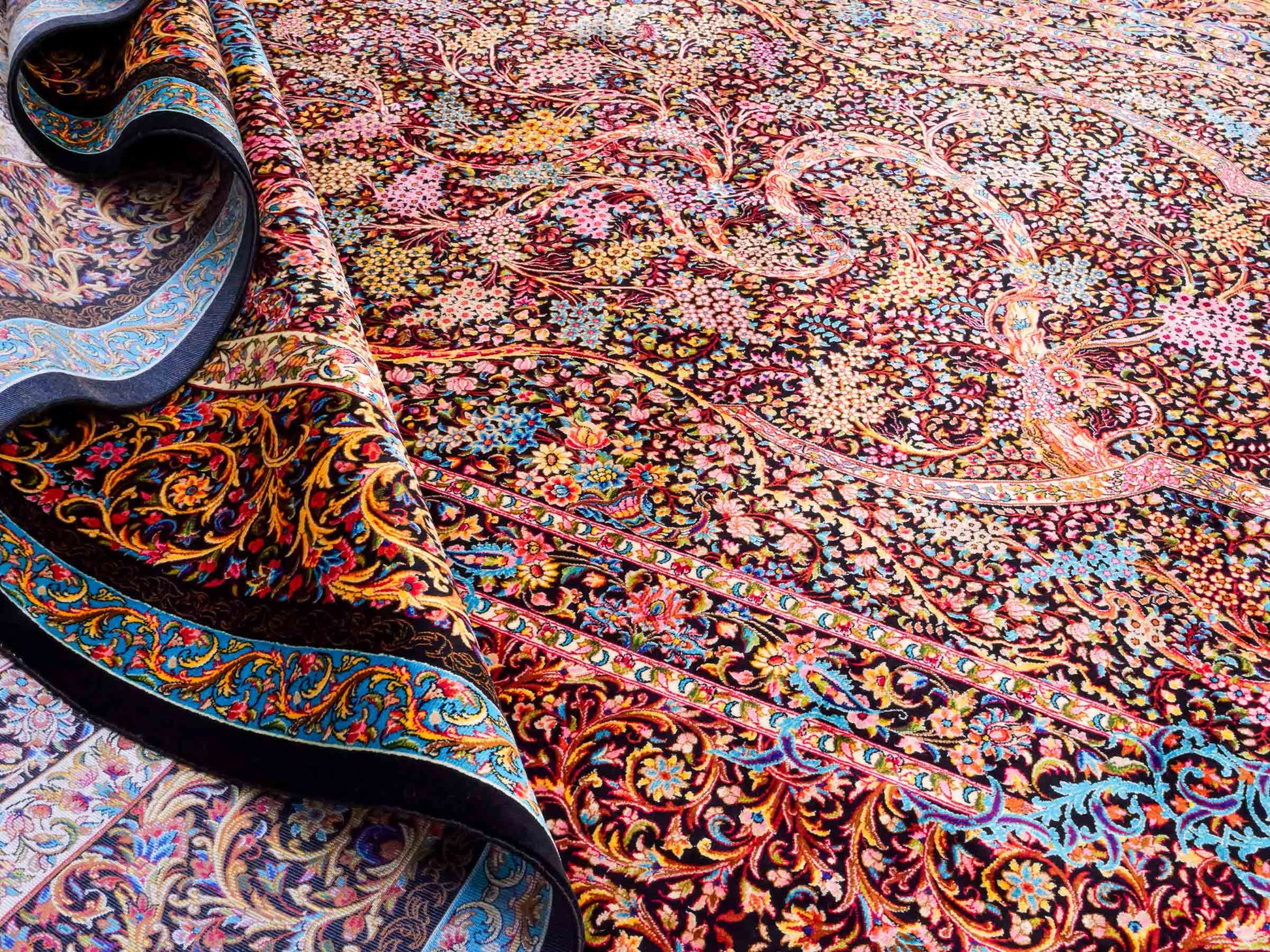 Ghom Maschinenteppich "Mehrab" 300 x 200 cm aus pflanzlicher Seide (Viskose) mit Paradies-Lebensbaum, Schwarz. Teppichnummer: V62BK600H. Persian Luxury Collection by Khademi. Made in Iran / Persia – Vertrieb durch JUPITER Intl.