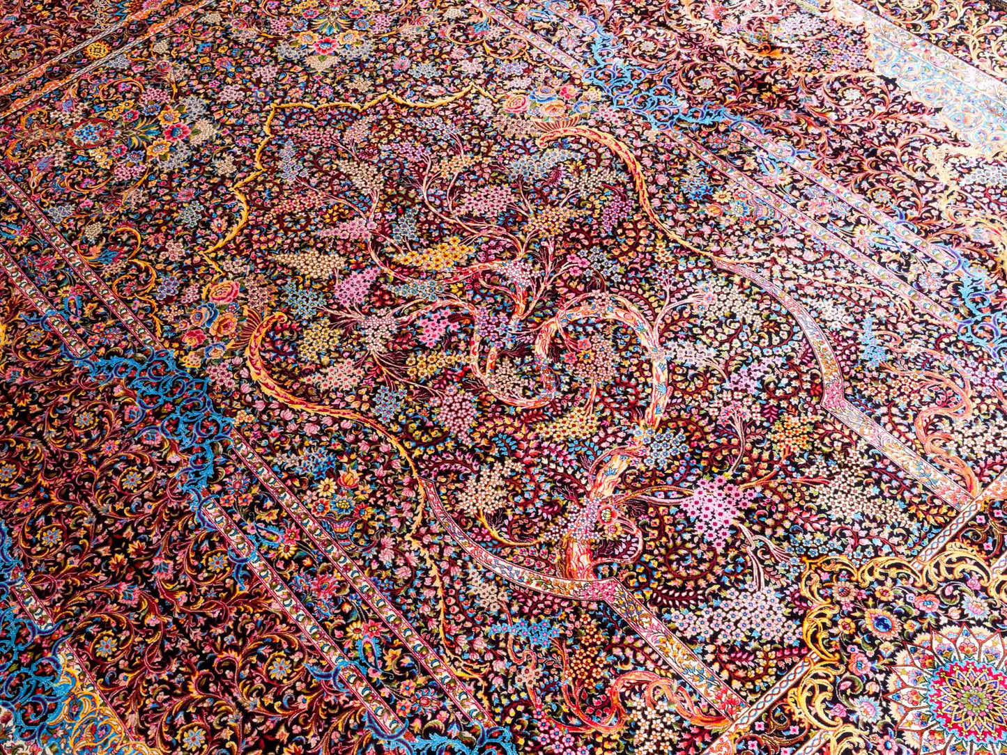 Ghom Maschinenteppich "Mehrab" 300 x 200 cm aus pflanzlicher Seide (Viskose) mit Paradies-Lebensbaum, Schwarz. Teppichnummer: V62BK600H. Persian Luxury Collection by Khademi. Made in Iran / Persia – Vertrieb durch JUPITER Intl.
