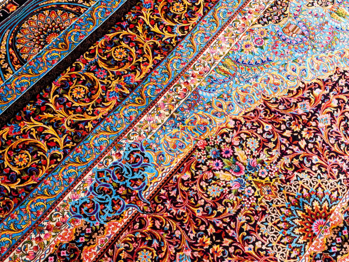 Ghom Maschinenteppich "Mehrab" 300 x 200 cm aus pflanzlicher Seide (Viskose) mit Paradies-Lebensbaum, Schwarz. Teppichnummer: V62BK600H. Persian Luxury Collection by Khademi. Made in Iran / Persia – Vertrieb durch JUPITER Intl.