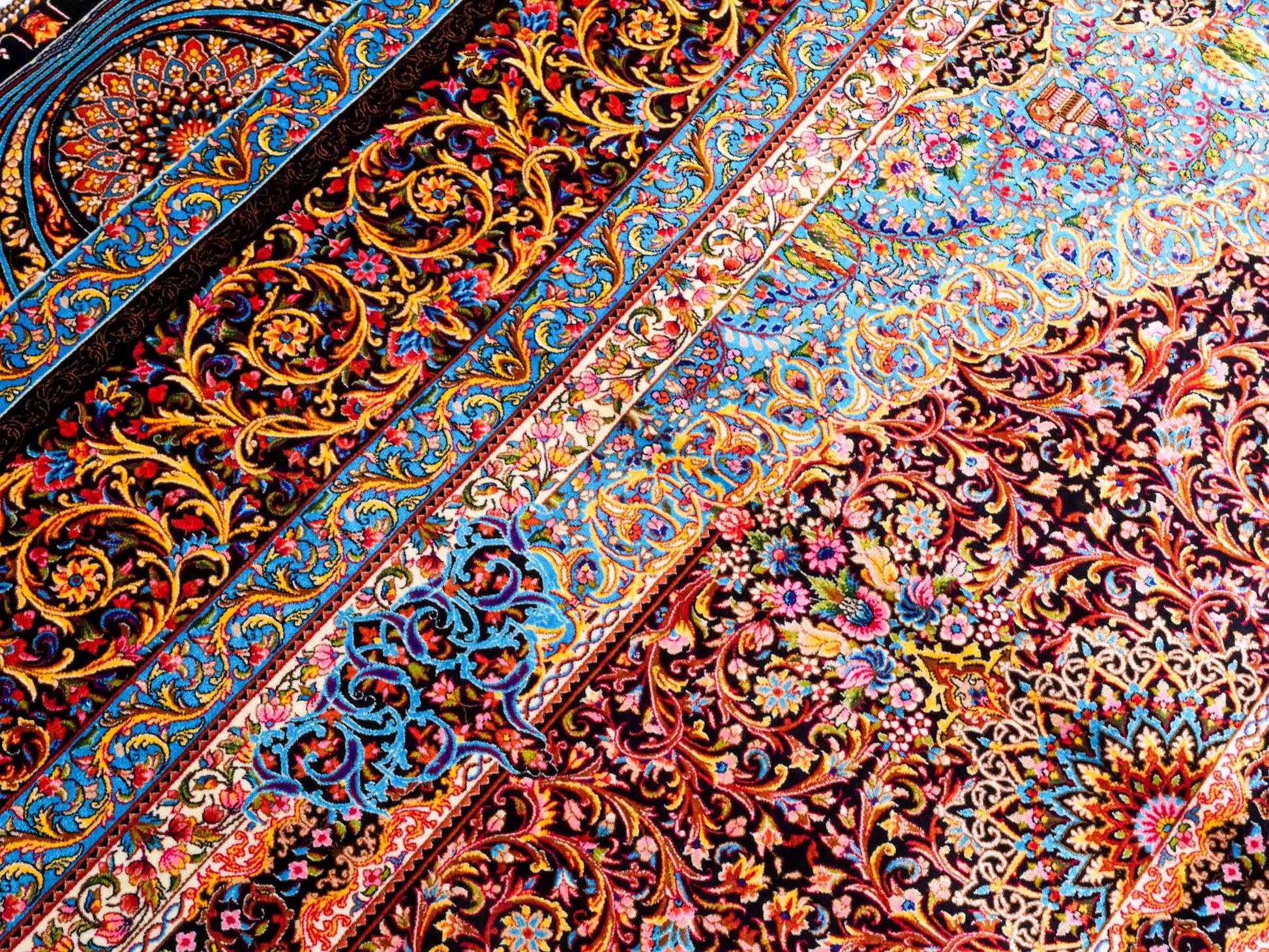 Ghom Maschinenteppich "Mehrab" 300 x 200 cm aus pflanzlicher Seide (Viskose) mit Paradies-Lebensbaum, Schwarz. Teppichnummer: V62BK600H. Persian Luxury Collection by Khademi. Made in Iran / Persia – Vertrieb durch JUPITER Intl.
