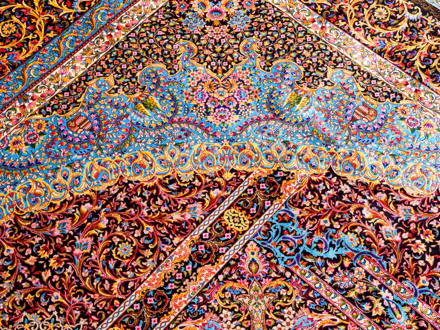 Ghom Maschinenteppich "Mehrab" 300 x 200 cm aus pflanzlicher Seide (Viskose) mit Paradies-Lebensbaum, Schwarz. Teppichnummer: V62BK600H. Persian Luxury Collection by Khademi. Made in Iran / Persia – Vertrieb durch JUPITER Intl.