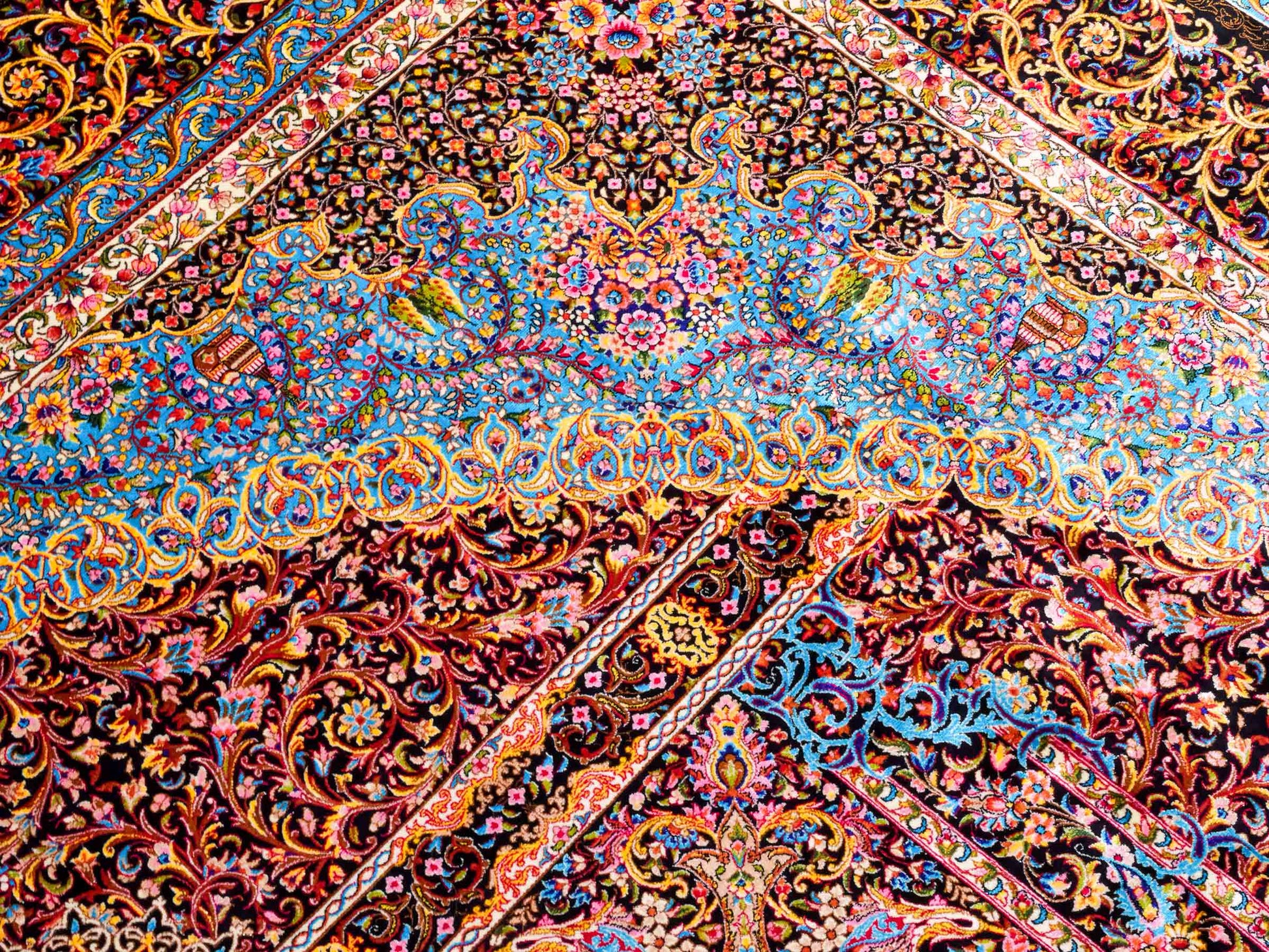 Ghom Maschinenteppich "Mehrab" 300 x 200 cm aus pflanzlicher Seide (Viskose) mit Paradies-Lebensbaum, Schwarz. Teppichnummer: V62BK600H. Persian Luxury Collection by Khademi. Made in Iran / Persia – Vertrieb durch JUPITER Intl.