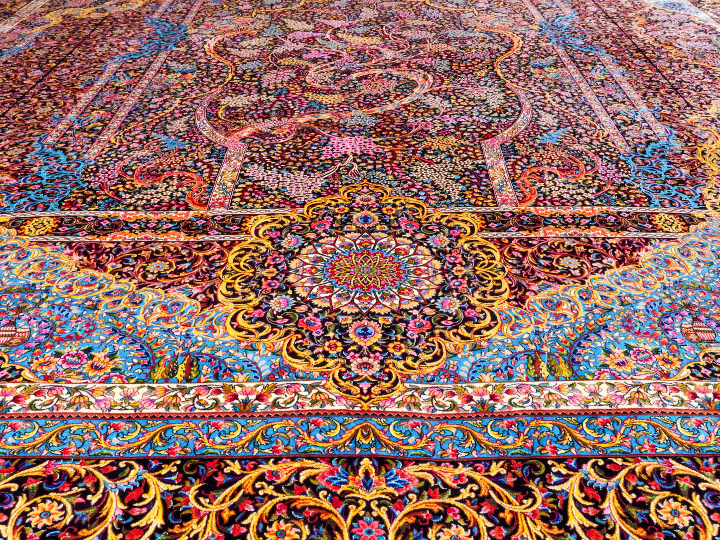 Ghom Maschinenteppich "Mehrab" 300 x 200 cm aus pflanzlicher Seide (Viskose) mit Paradies-Lebensbaum, Schwarz. Teppichnummer: V62BK600H. Persian Luxury Collection by Khademi. Made in Iran / Persia – Vertrieb durch JUPITER Intl.
