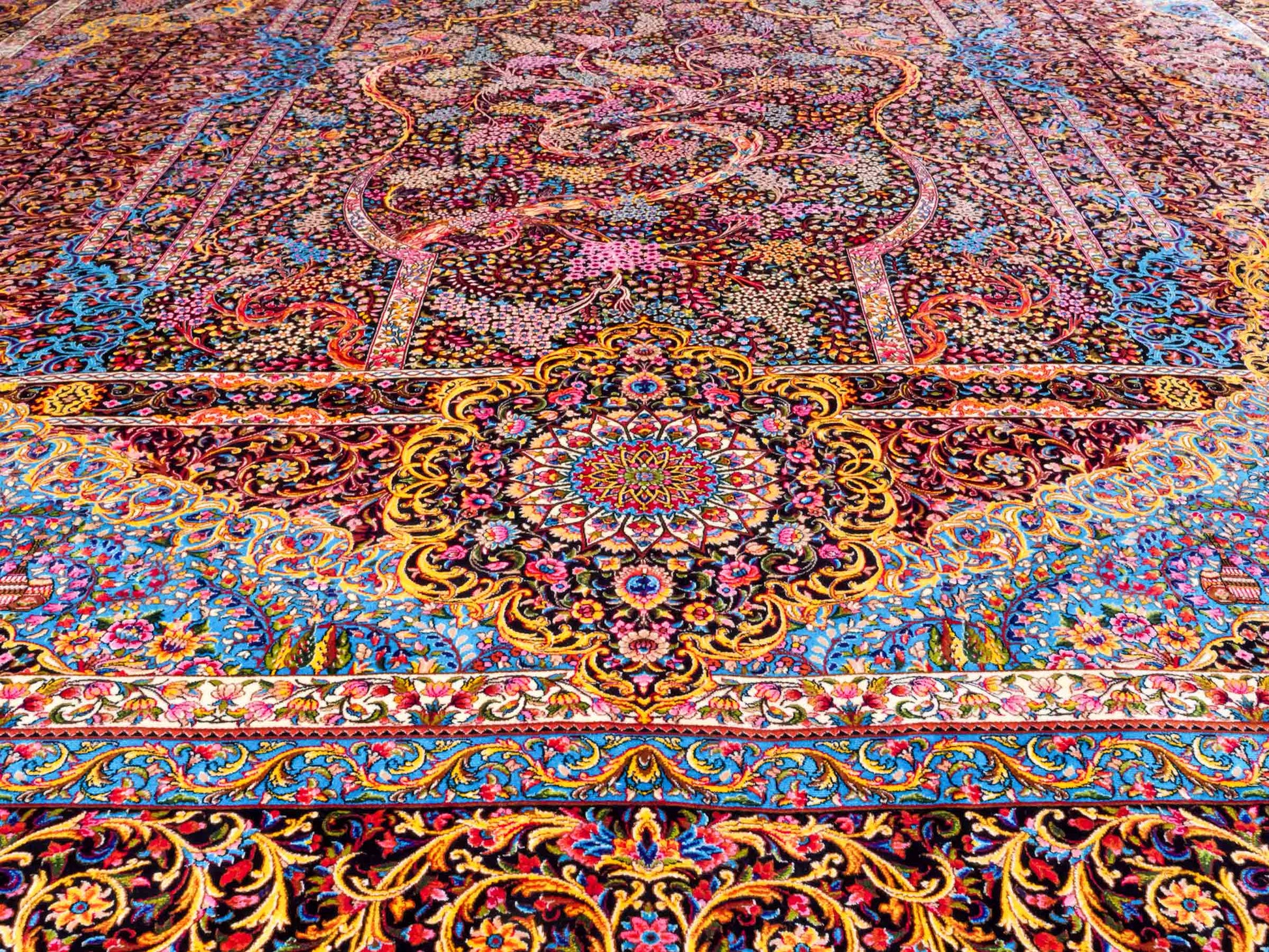 Ghom Maschinenteppich "Mehrab" 300 x 200 cm aus pflanzlicher Seide (Viskose) mit Paradies-Lebensbaum, Schwarz. Teppichnummer: V62BK600H. Persian Luxury Collection by Khademi. Made in Iran / Persia – Vertrieb durch JUPITER Intl.