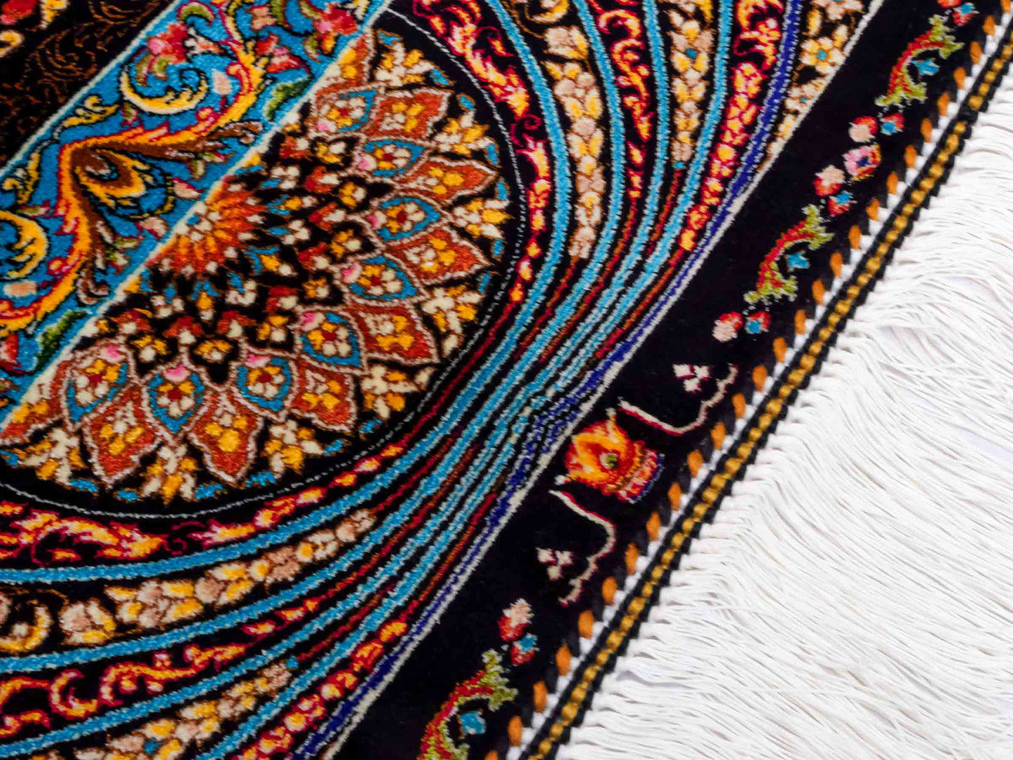 Ghom Maschinenteppich "Mehrab" 300 x 200 cm aus pflanzlicher Seide (Viskose) mit Paradies-Lebensbaum, Schwarz. Teppichnummer: V62BK600H. Persian Luxury Collection by Khademi. Made in Iran / Persia – Vertrieb durch JUPITER Intl.