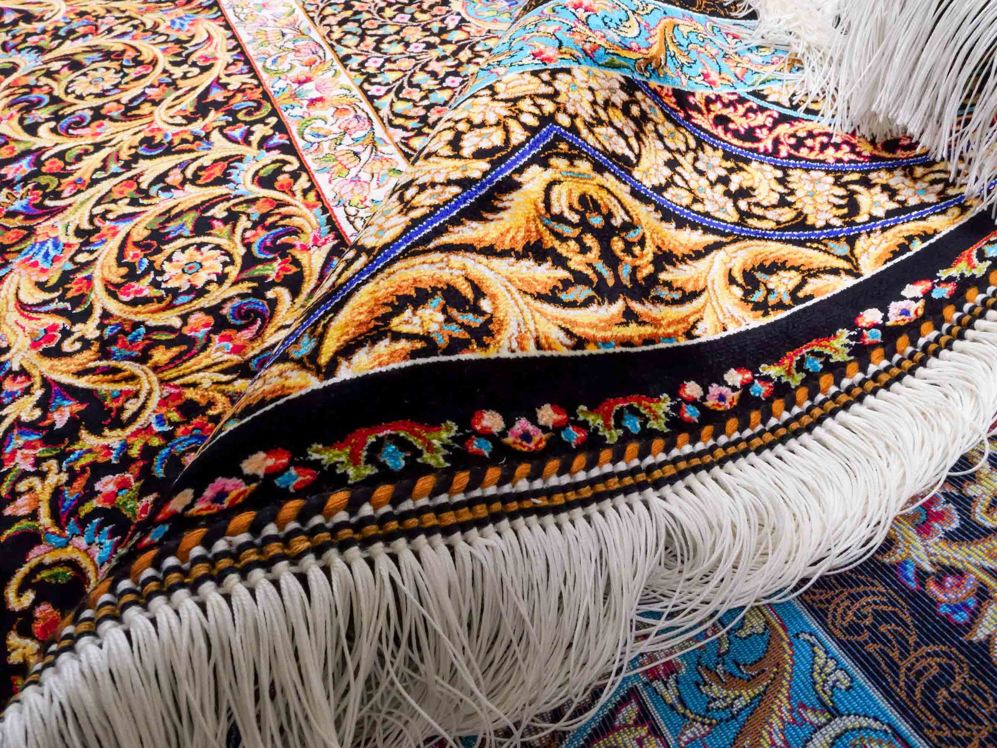 Ghom Maschinenteppich "Mehrab" 300 x 200 cm aus pflanzlicher Seide (Viskose) mit Paradies-Lebensbaum, Schwarz. Teppichnummer: V62BK600H. Persian Luxury Collection by Khademi. Made in Iran / Persia – Vertrieb durch JUPITER Intl.