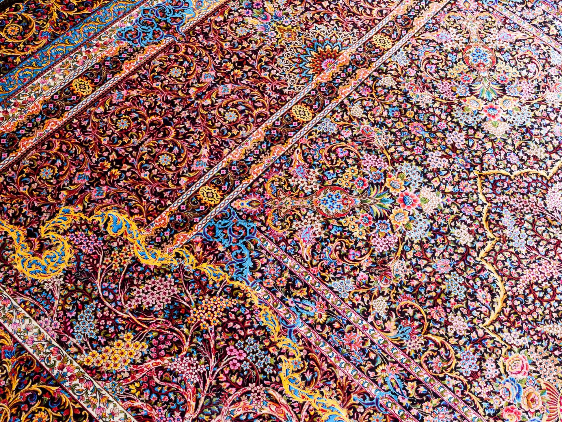 Ghom Maschinenteppich "Mehrab" 300 x 200 cm aus pflanzlicher Seide (Viskose) mit Paradies-Lebensbaum, Schwarz. Teppichnummer: V62BK600H. Persian Luxury Collection by Khademi. Made in Iran / Persia – Vertrieb durch JUPITER Intl.