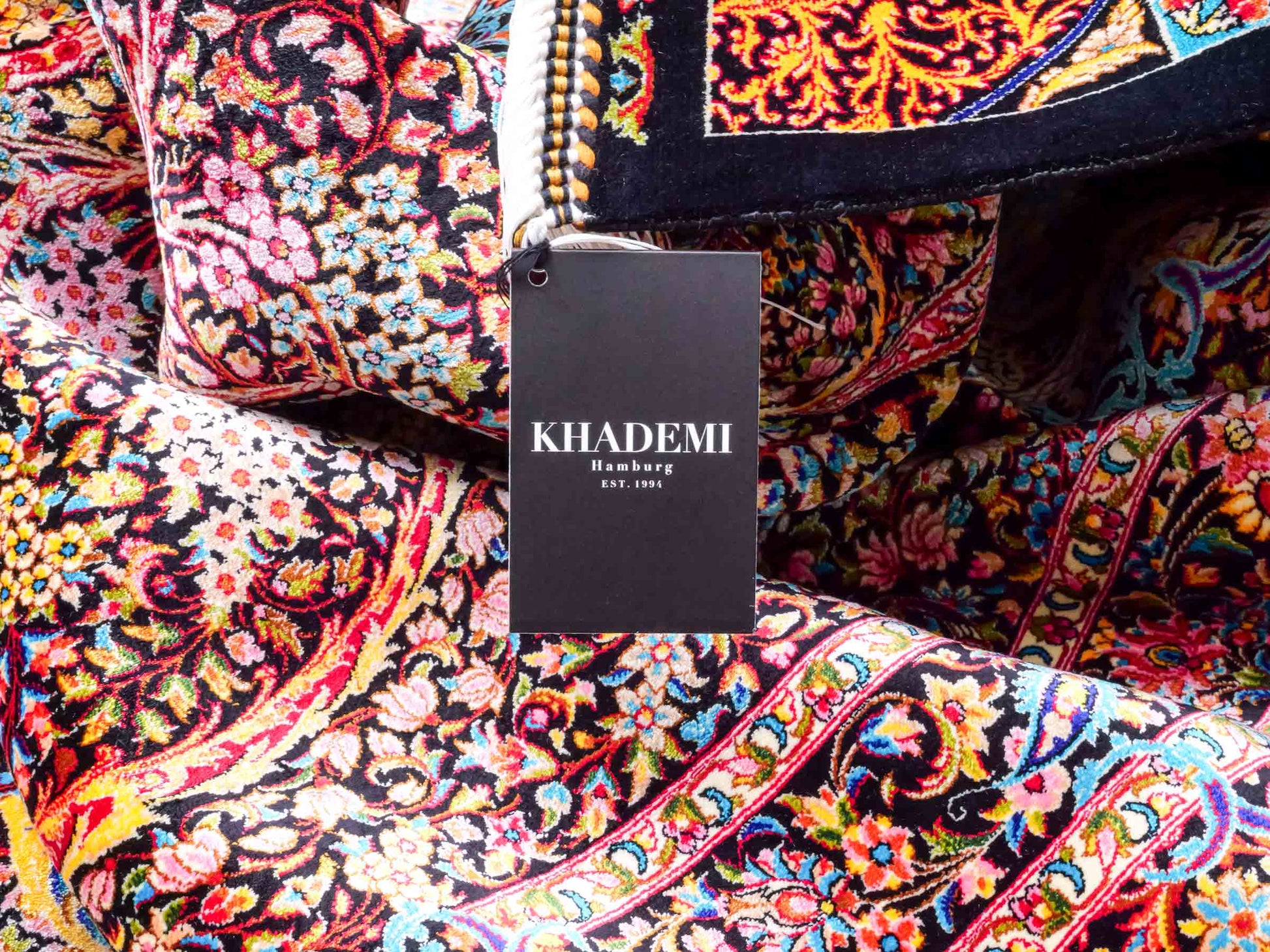 Ghom Maschinenteppich "Mehrab" 300 x 200 cm aus pflanzlicher Seide (Viskose) mit Paradies-Lebensbaum, Schwarz. Teppichnummer: V62BK600H. Persian Luxury Collection by Khademi. Made in Iran / Persia – Vertrieb durch JUPITER Intl.