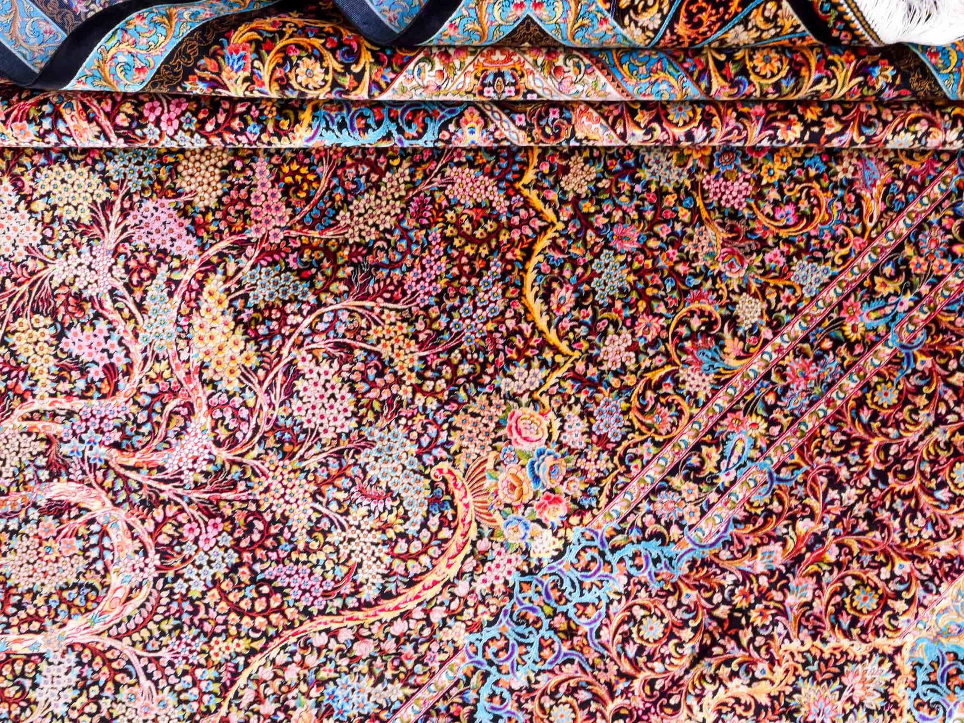 Ghom Maschinenteppich "Mehrab" 300 x 200 cm aus pflanzlicher Seide (Viskose) mit Paradies-Lebensbaum, Schwarz. Teppichnummer: V62BK600H. Persian Luxury Collection by Khademi. Made in Iran / Persia – Vertrieb durch JUPITER Intl.