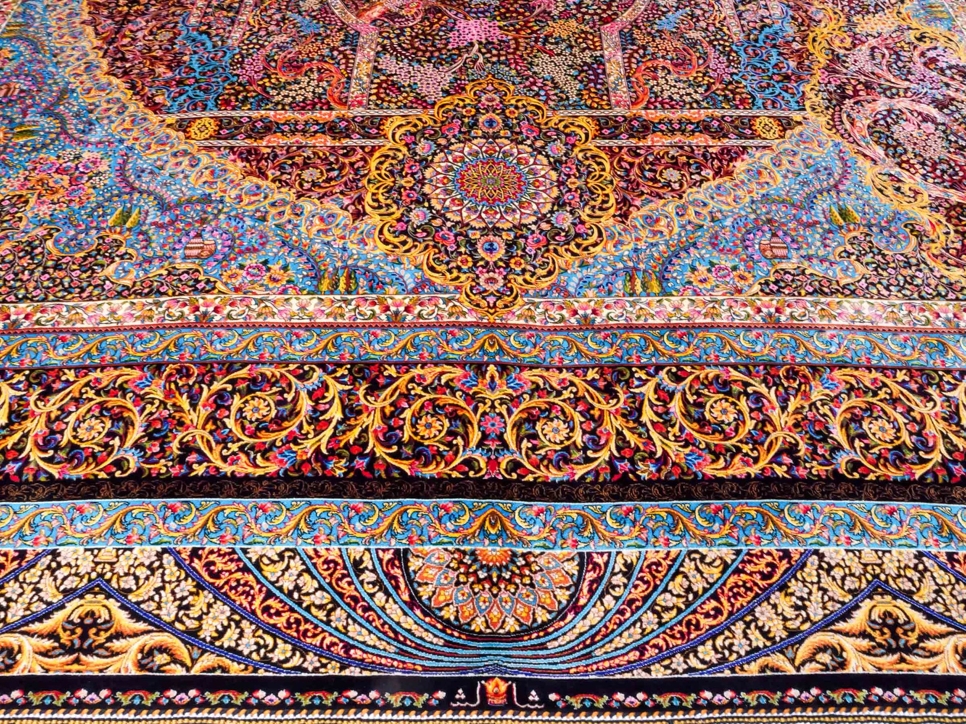 Ghom Maschinenteppich "Mehrab" 300 x 200 cm aus pflanzlicher Seide (Viskose) mit Paradies-Lebensbaum, Schwarz. Teppichnummer: V62BK600H. Persian Luxury Collection by Khademi. Made in Iran / Persia – Vertrieb durch JUPITER Intl.