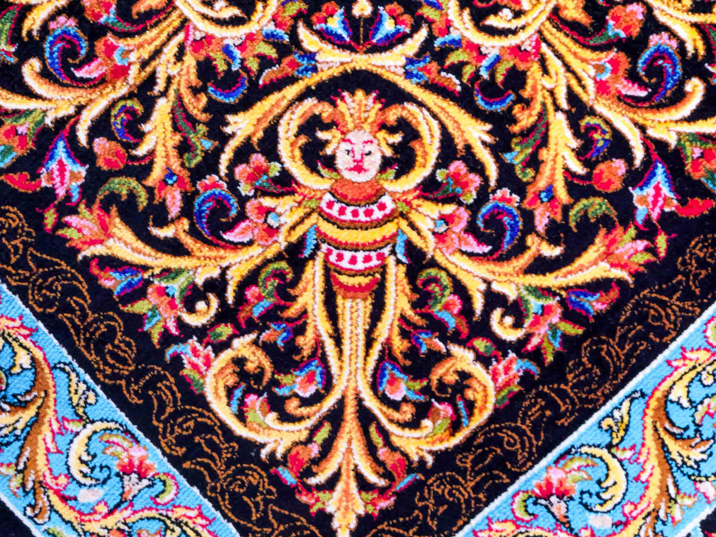 Ghom Maschinenteppich "Mehrab" 300 x 200 cm aus pflanzlicher Seide (Viskose) mit Paradies-Lebensbaum, Schwarz. Teppichnummer: V62BK600H. Persian Luxury Collection by Khademi. Made in Iran / Persia – Vertrieb durch JUPITER Intl.