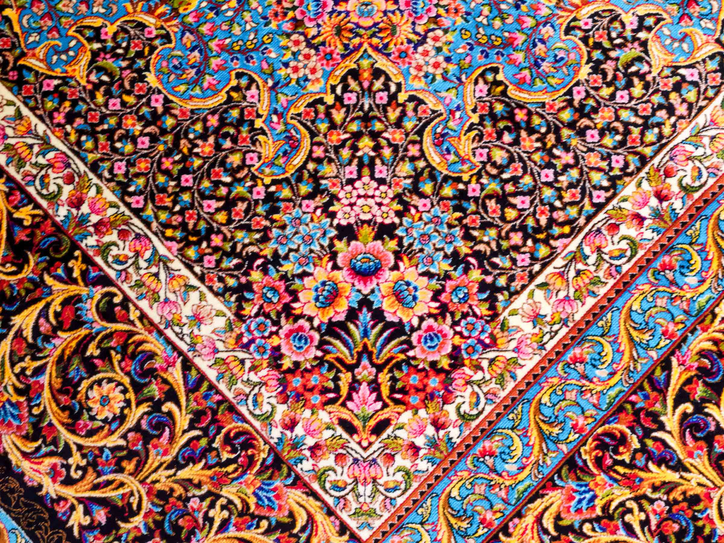 Ghom Maschinenteppich "Mehrab" 300 x 200 cm aus pflanzlicher Seide (Viskose) mit Paradies-Lebensbaum, Schwarz. Teppichnummer: V62BK600H. Persian Luxury Collection by Khademi. Made in Iran / Persia – Vertrieb durch JUPITER Intl.