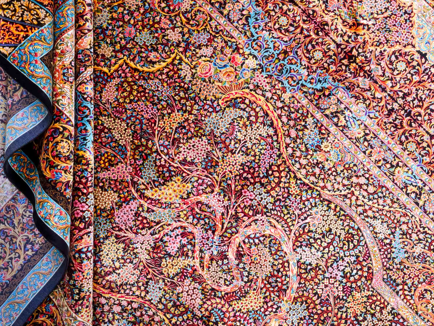 Ghom Maschinenteppich "Mehrab" 300 x 200 cm aus pflanzlicher Seide (Viskose) mit Paradies-Lebensbaum, Schwarz. Teppichnummer: V62BK600H. Persian Luxury Collection by Khademi. Made in Iran / Persia – Vertrieb durch JUPITER Intl.