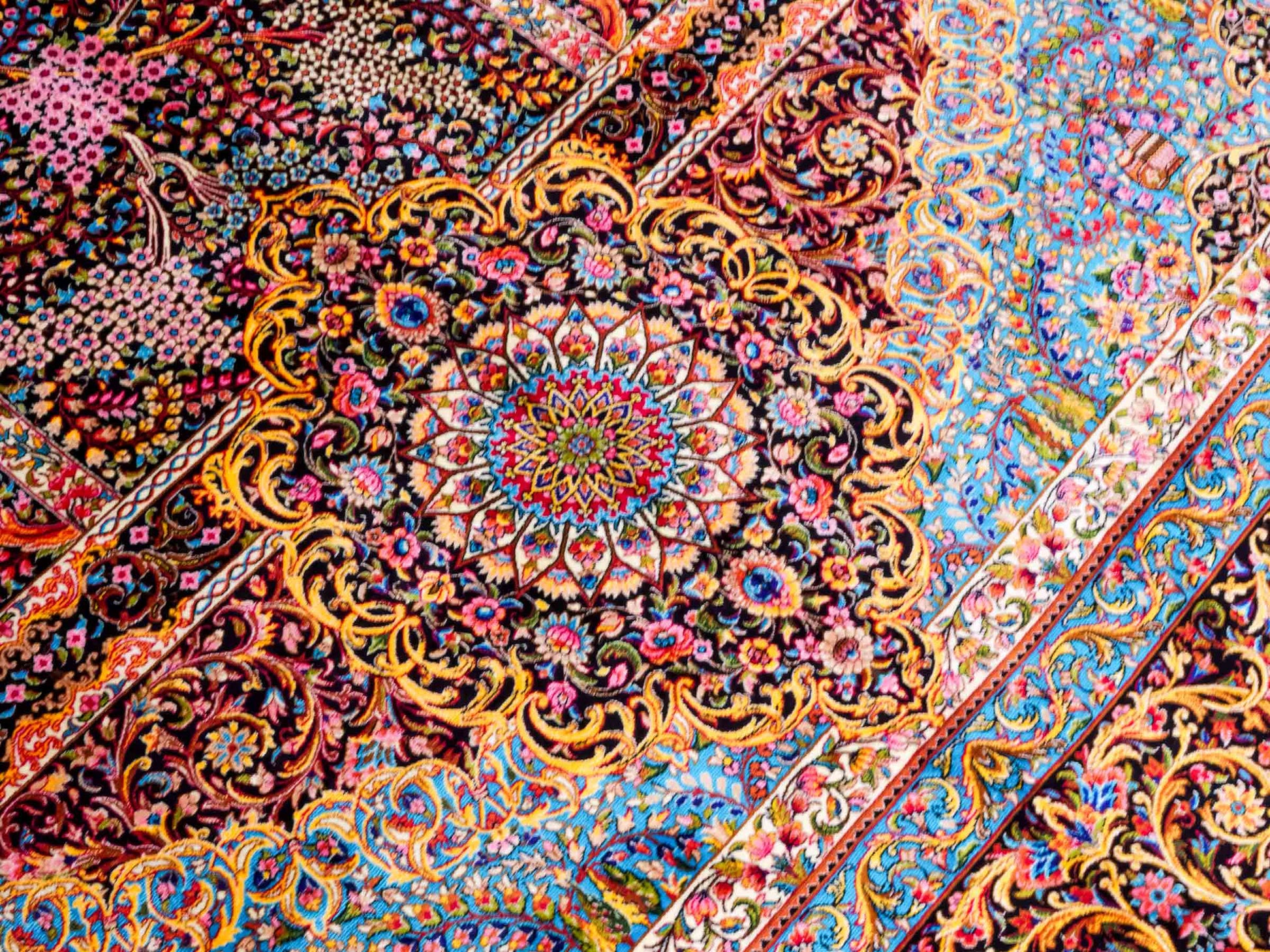Ghom Maschinenteppich "Mehrab" 300 x 200 cm aus pflanzlicher Seide (Viskose) mit Paradies-Lebensbaum, Schwarz. Teppichnummer: V62BK600H. Persian Luxury Collection by Khademi. Made in Iran / Persia – Vertrieb durch JUPITER Intl.