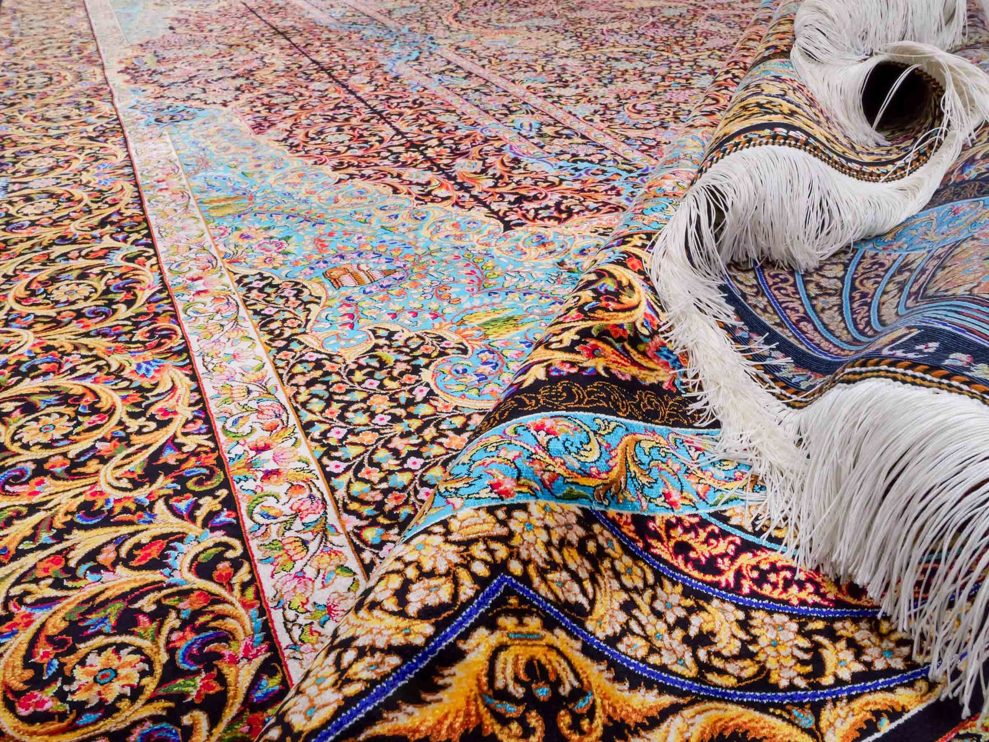 Ghom Maschinenteppich "Mehrab" 300 x 200 cm aus pflanzlicher Seide (Viskose) mit Paradies-Lebensbaum, Schwarz. Teppichnummer: V62BK600H. Persian Luxury Collection by Khademi. Made in Iran / Persia – Vertrieb durch JUPITER Intl.