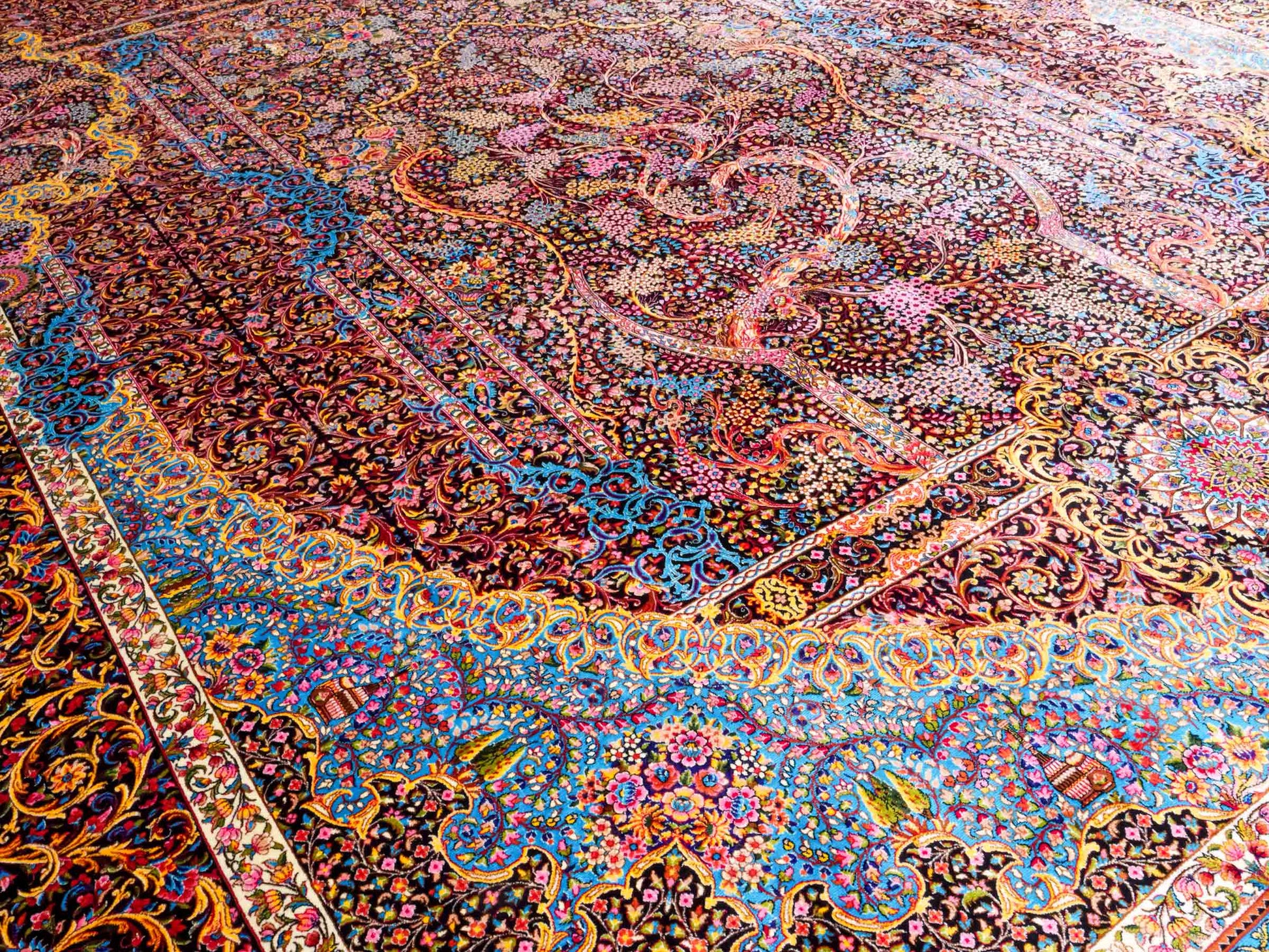 Ghom Maschinenteppich "Mehrab" 300 x 200 cm aus pflanzlicher Seide (Viskose) mit Paradies-Lebensbaum, Schwarz. Teppichnummer: V62BK600H. Persian Luxury Collection by Khademi. Made in Iran / Persia – Vertrieb durch JUPITER Intl.