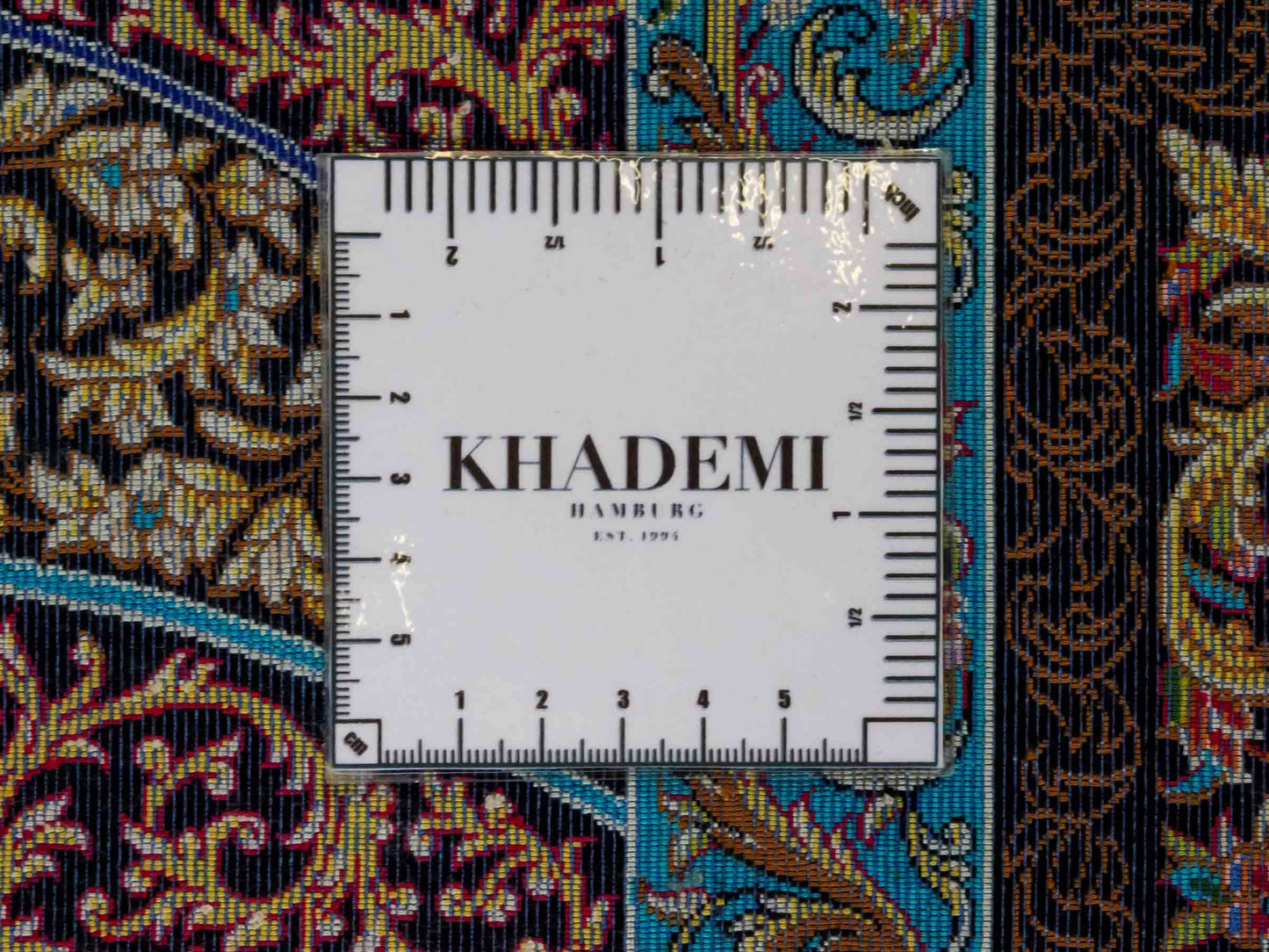 Ghom Maschinenteppich "Mehrab" 300 x 200 cm aus pflanzlicher Seide (Viskose) mit Paradies-Lebensbaum, Schwarz. Teppichnummer: V62BK600H. Persian Luxury Collection by Khademi. Made in Iran / Persia – Vertrieb durch JUPITER Intl.