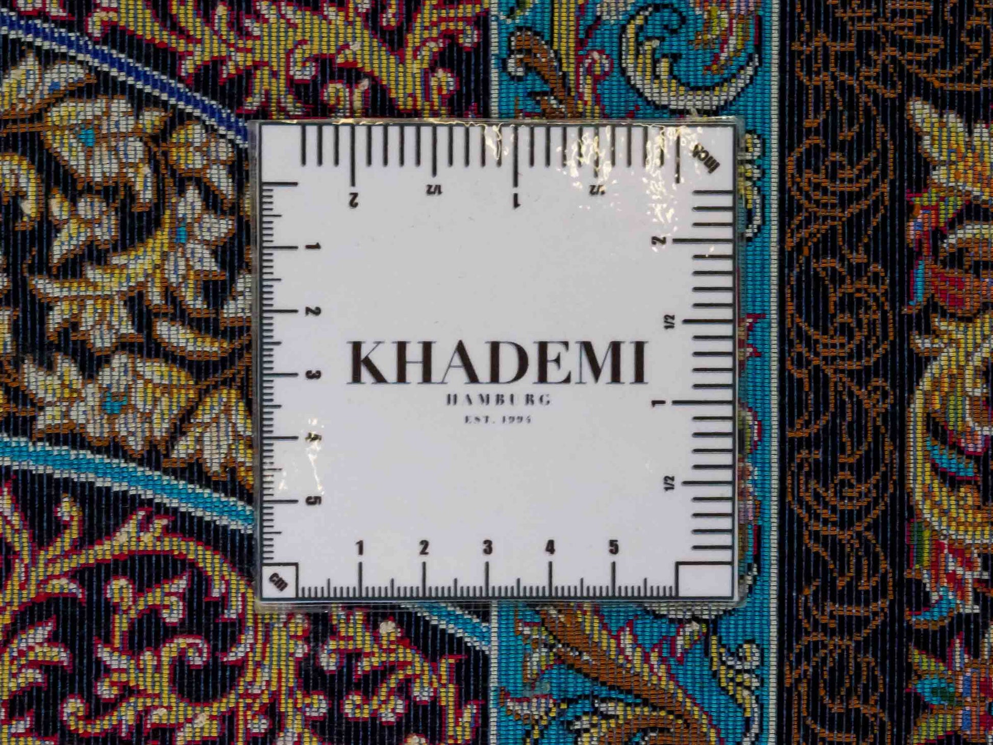 Ghom Maschinenteppich "Mehrab" 300 x 200 cm aus pflanzlicher Seide (Viskose) mit Paradies-Lebensbaum, Schwarz. Teppichnummer: V62BK600H. Persian Luxury Collection by Khademi. Made in Iran / Persia – Vertrieb durch JUPITER Intl.