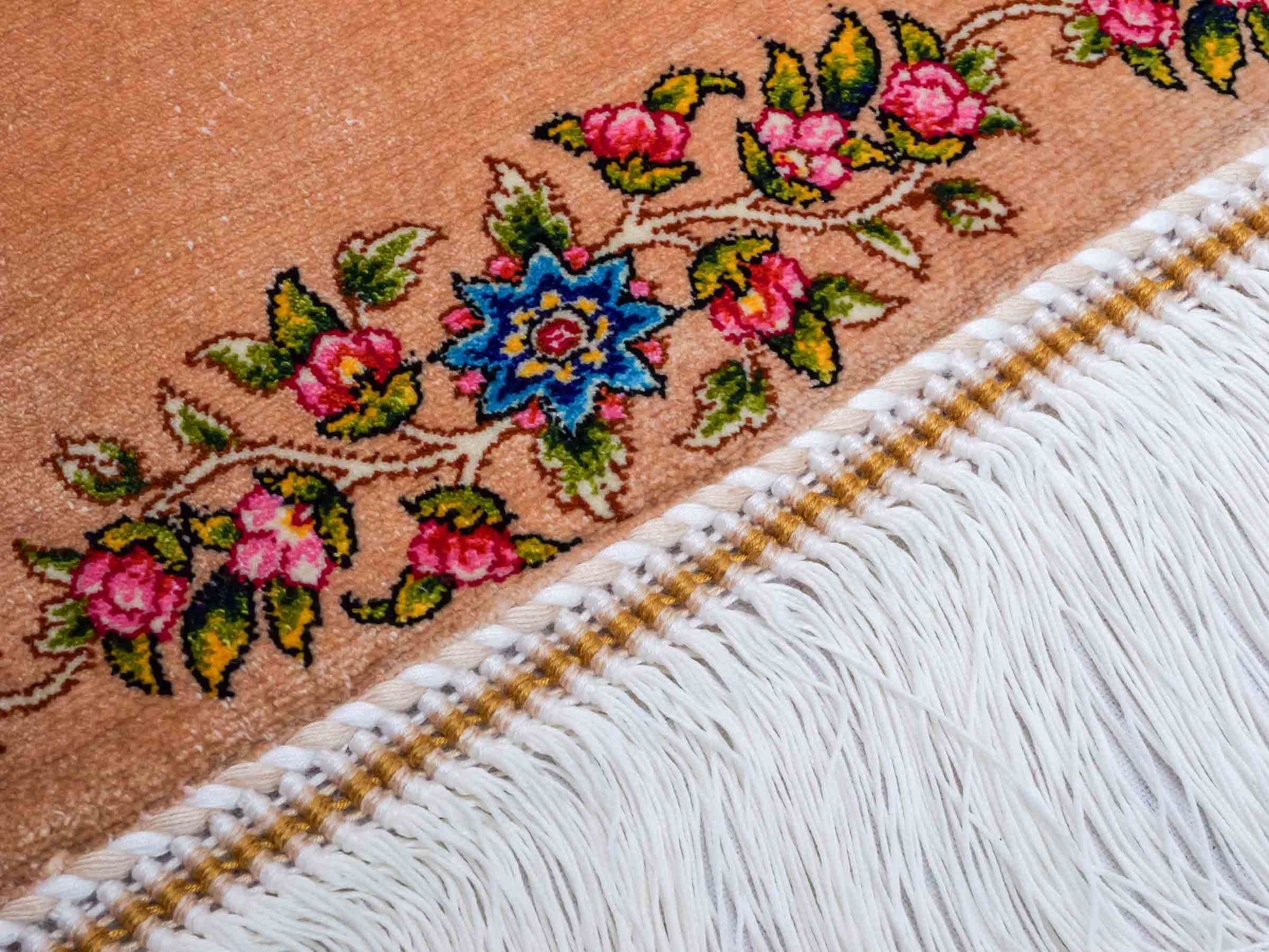 Ghom Maschinenteppich "Milad" 300 x 200 cm aus pflanzlicher Seide (Viskose) mit Medaillon, Cremeweiß, Beige. Teppichnummer: V63CR600H. Persian Luxury Collection by Khademi. Made in Iran / Persia – Vertrieb durch JUPITER Intl.