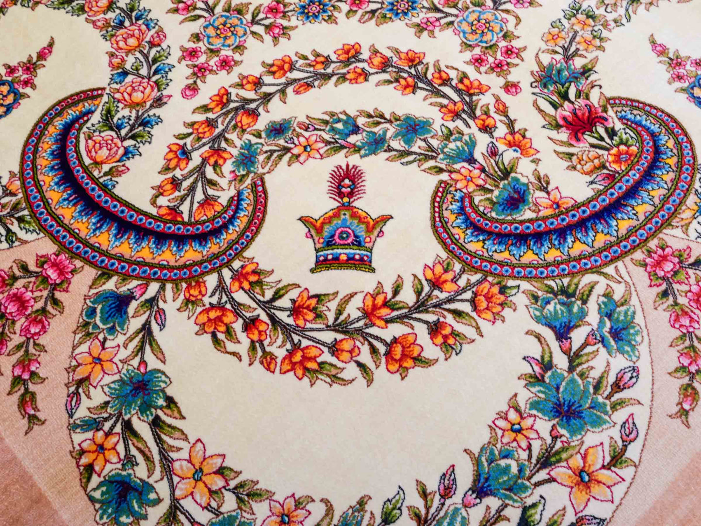 Ghom Maschinenteppich "Milad" 300 x 200 cm aus pflanzlicher Seide (Viskose) mit Medaillon, Cremeweiß, Beige. Teppichnummer: V63CR600H. Persian Luxury Collection by Khademi. Made in Iran / Persia – Vertrieb durch JUPITER Intl.
