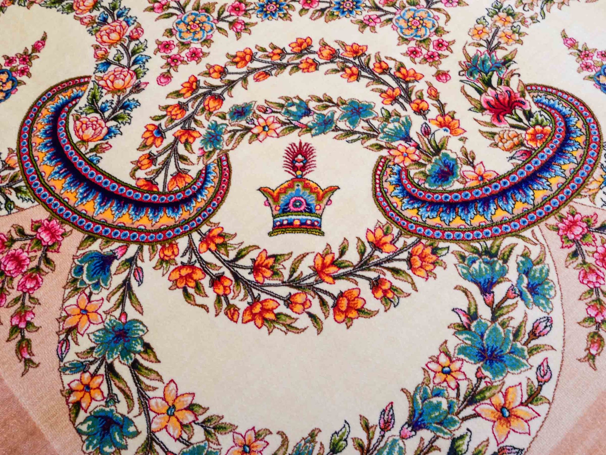 Ghom Maschinenteppich "Milad" 300 x 200 cm aus pflanzlicher Seide (Viskose) mit Medaillon, Cremeweiß, Beige. Teppichnummer: V63CR600H. Persian Luxury Collection by Khademi. Made in Iran / Persia – Vertrieb durch JUPITER Intl.