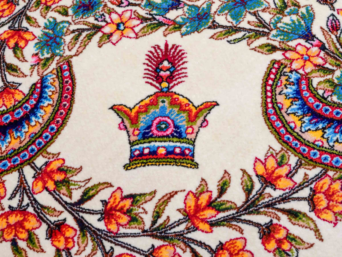 Ghom Maschinenteppich "Milad" 300 x 200 cm aus pflanzlicher Seide (Viskose) mit Medaillon, Cremeweiß, Beige. Teppichnummer: V63CR600H. Persian Luxury Collection by Khademi. Made in Iran / Persia – Vertrieb durch JUPITER Intl.