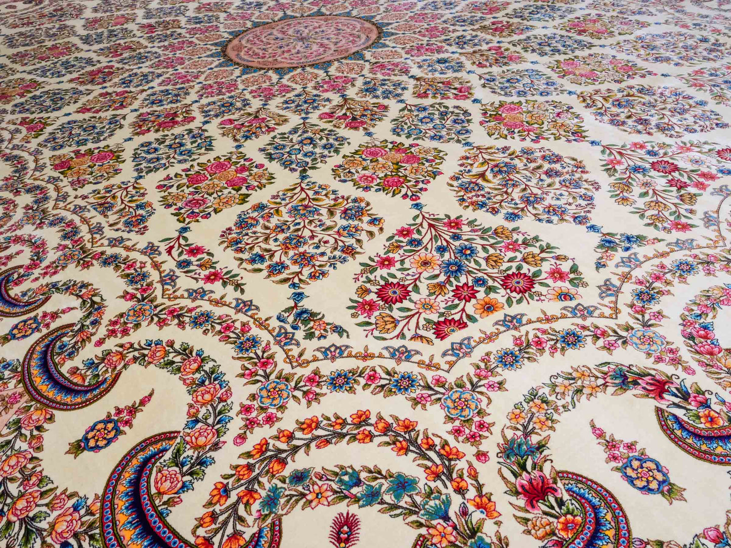 Ghom Maschinenteppich "Milad" 300 x 200 cm aus pflanzlicher Seide (Viskose) mit Medaillon, Cremeweiß, Beige. Teppichnummer: V63CR600H. Persian Luxury Collection by Khademi. Made in Iran / Persia – Vertrieb durch JUPITER Intl.