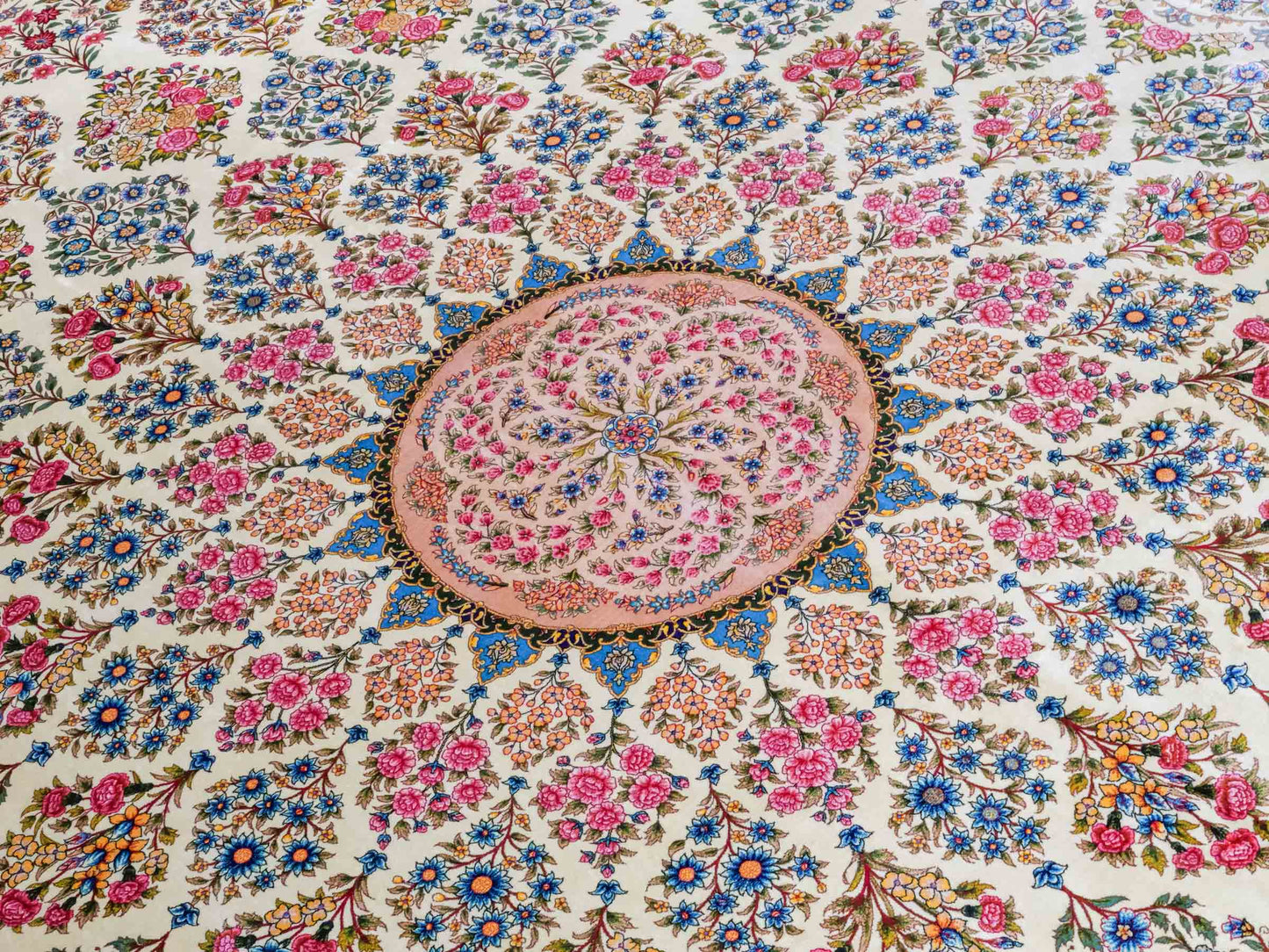 Ghom Maschinenteppich "Milad" 300 x 200 cm aus pflanzlicher Seide (Viskose) mit Medaillon, Cremeweiß, Beige. Teppichnummer: V63CR600H. Persian Luxury Collection by Khademi. Made in Iran / Persia – Vertrieb durch JUPITER Intl.