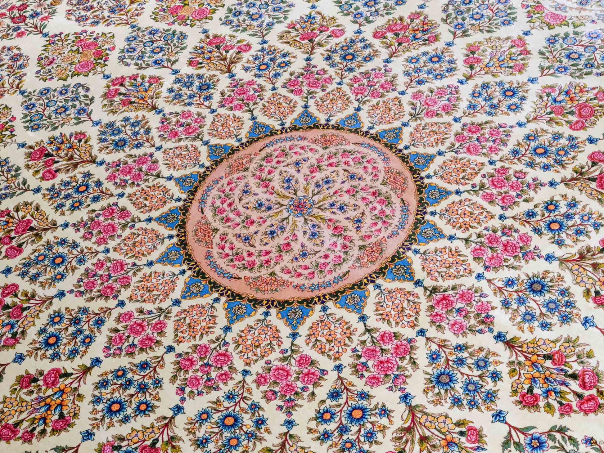 Ghom Maschinenteppich "Milad" 300 x 200 cm aus pflanzlicher Seide (Viskose) mit Medaillon, Cremeweiß, Beige. Teppichnummer: V63CR600H. Persian Luxury Collection by Khademi. Made in Iran / Persia – Vertrieb durch JUPITER Intl.