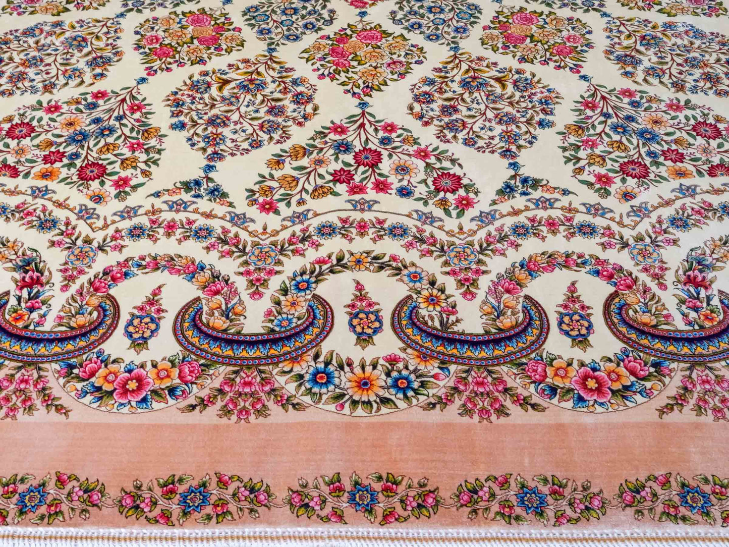 Ghom Maschinenteppich "Milad" 300 x 200 cm aus pflanzlicher Seide (Viskose) mit Medaillon, Cremeweiß, Beige. Teppichnummer: V63CR600H. Persian Luxury Collection by Khademi. Made in Iran / Persia – Vertrieb durch JUPITER Intl.