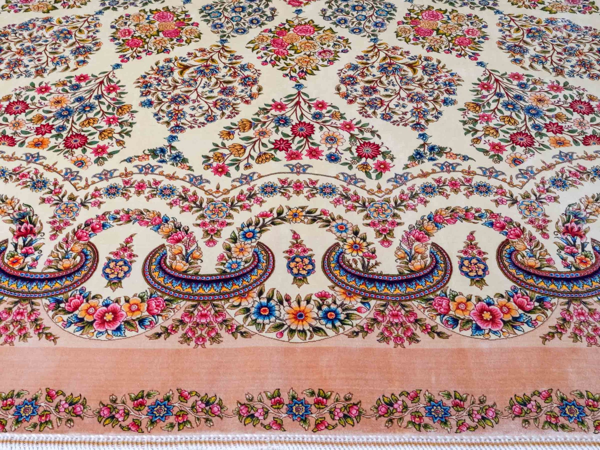 Ghom Maschinenteppich "Milad" 300 x 200 cm aus pflanzlicher Seide (Viskose) mit Medaillon, Cremeweiß, Beige. Teppichnummer: V63CR600H. Persian Luxury Collection by Khademi. Made in Iran / Persia – Vertrieb durch JUPITER Intl.