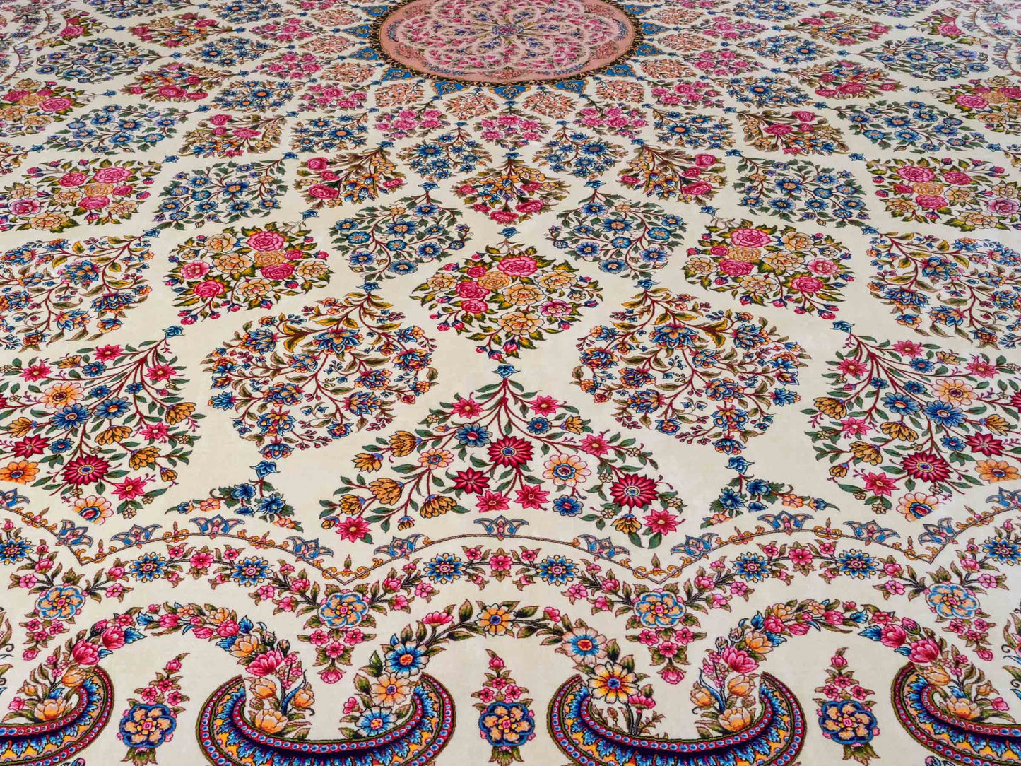Ghom Maschinenteppich "Milad" 300 x 200 cm aus pflanzlicher Seide (Viskose) mit Medaillon, Cremeweiß, Beige. Teppichnummer: V63CR600H. Persian Luxury Collection by Khademi. Made in Iran / Persia – Vertrieb durch JUPITER Intl.