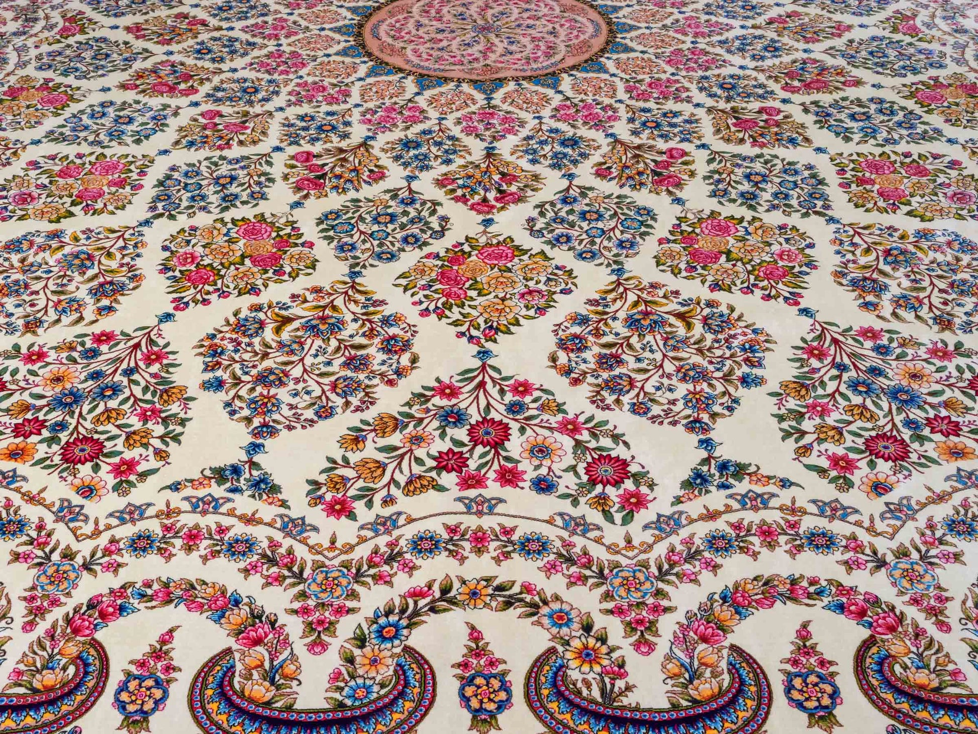 Ghom Maschinenteppich "Milad" 300 x 200 cm aus pflanzlicher Seide (Viskose) mit Medaillon, Cremeweiß, Beige. Teppichnummer: V63CR600H. Persian Luxury Collection by Khademi. Made in Iran / Persia – Vertrieb durch JUPITER Intl.
