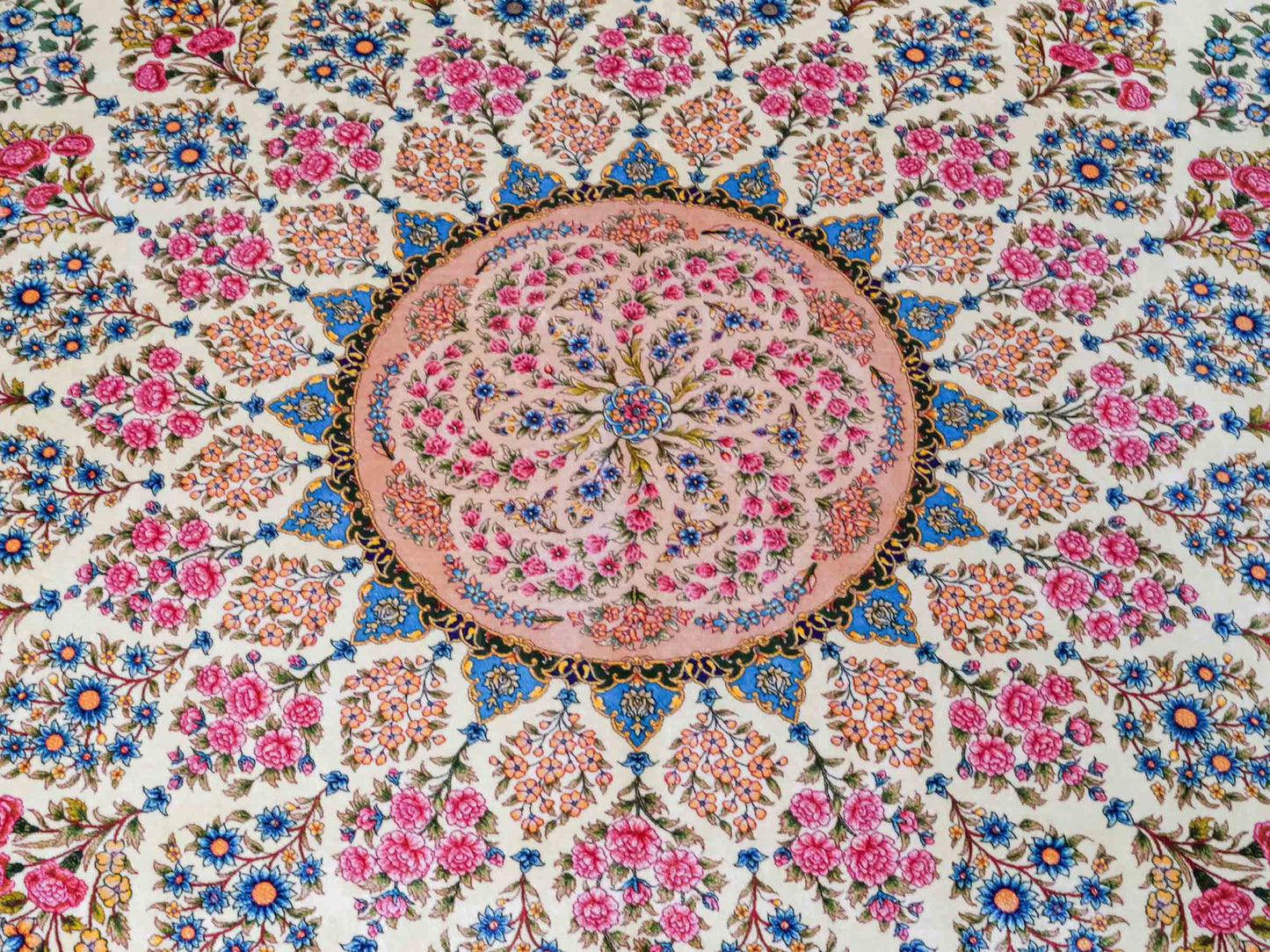 Ghom Maschinenteppich "Milad" 300 x 200 cm aus pflanzlicher Seide (Viskose) mit Medaillon, Cremeweiß, Beige. Teppichnummer: V63CR600H. Persian Luxury Collection by Khademi. Made in Iran / Persia – Vertrieb durch JUPITER Intl.