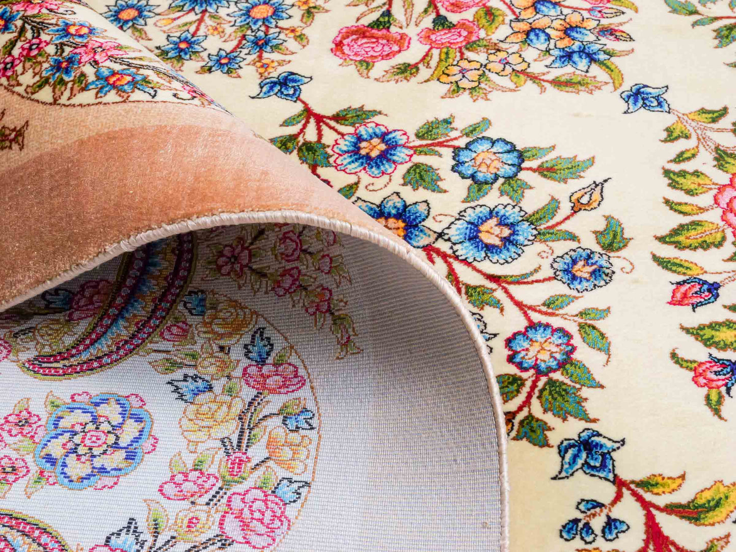 Ghom Maschinenteppich "Milad" 300 x 200 cm aus pflanzlicher Seide (Viskose) mit Medaillon, Cremeweiß, Beige. Teppichnummer: V63CR600H. Persian Luxury Collection by Khademi. Made in Iran / Persia – Vertrieb durch JUPITER Intl.