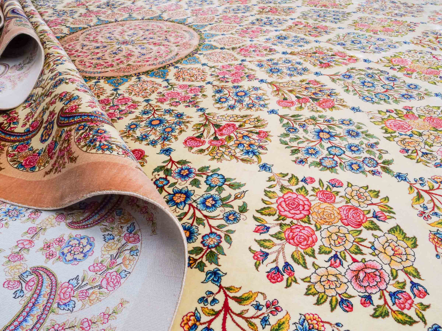 Ghom Maschinenteppich "Milad" 300 x 200 cm aus pflanzlicher Seide (Viskose) mit Medaillon, Cremeweiß, Beige. Teppichnummer: V63CR600H. Persian Luxury Collection by Khademi. Made in Iran / Persia – Vertrieb durch JUPITER Intl.
