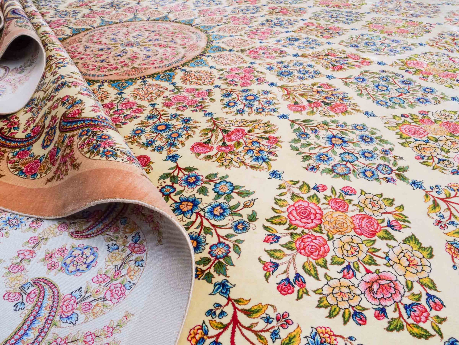 Ghom Maschinenteppich "Milad" 300 x 200 cm aus pflanzlicher Seide (Viskose) mit Medaillon, Cremeweiß, Beige. Teppichnummer: V63CR600H. Persian Luxury Collection by Khademi. Made in Iran / Persia – Vertrieb durch JUPITER Intl.
