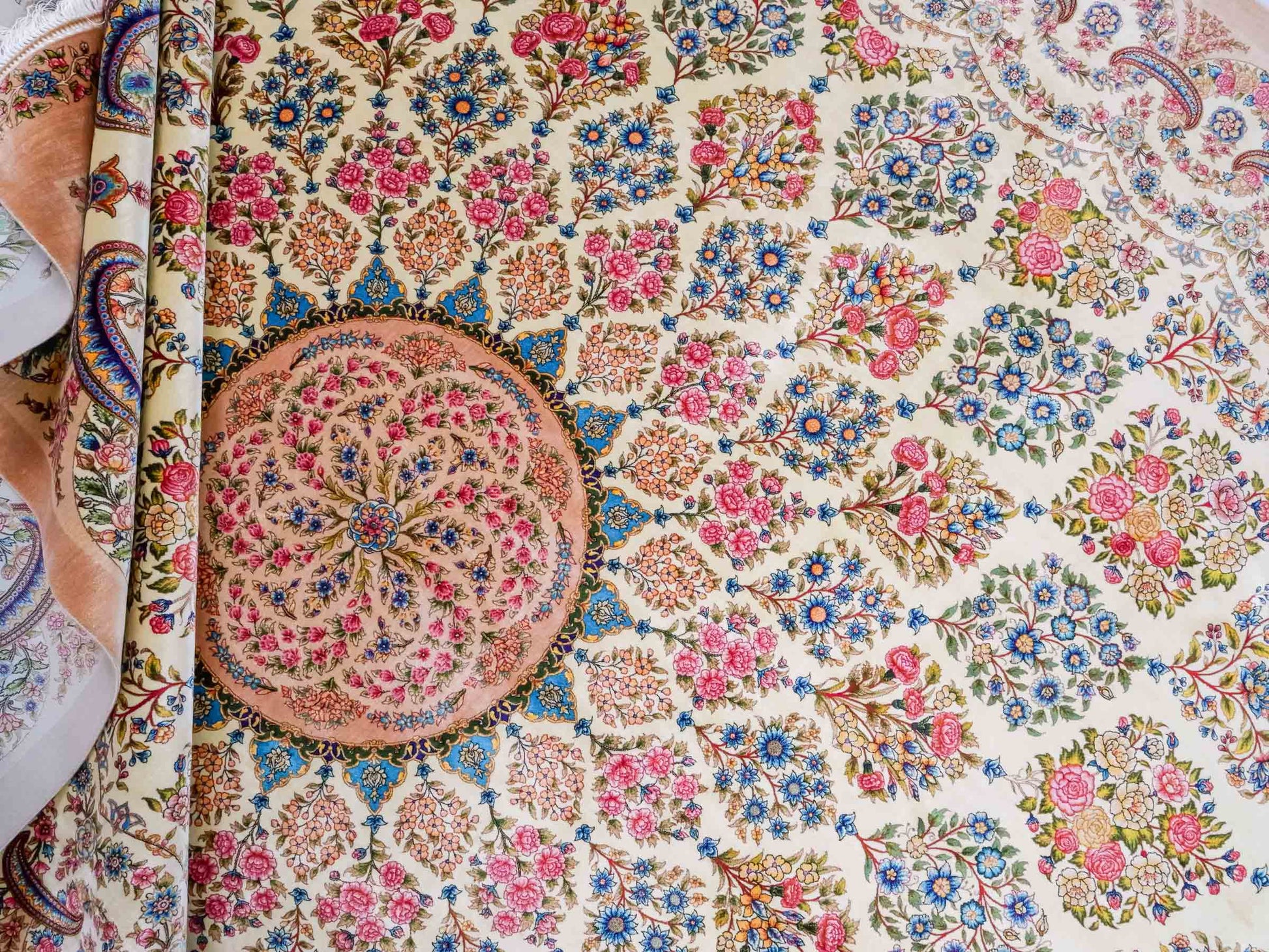Ghom Maschinenteppich "Milad" 300 x 200 cm aus pflanzlicher Seide (Viskose) mit Medaillon, Cremeweiß, Beige. Teppichnummer: V63CR600H. Persian Luxury Collection by Khademi. Made in Iran / Persia – Vertrieb durch JUPITER Intl.
