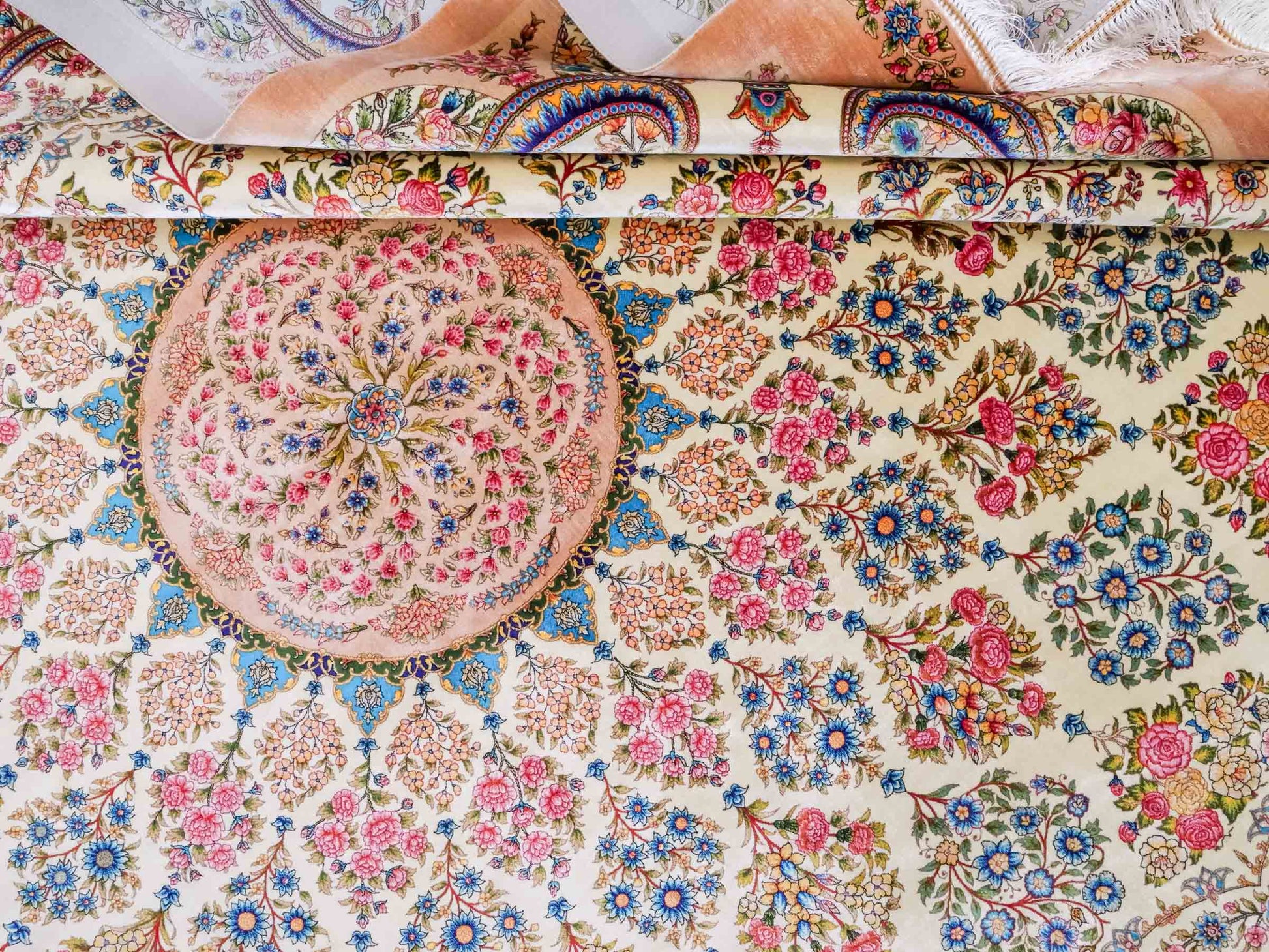 Ghom Maschinenteppich "Milad" 300 x 200 cm aus pflanzlicher Seide (Viskose) mit Medaillon, Cremeweiß, Beige. Teppichnummer: V63CR600H. Persian Luxury Collection by Khademi. Made in Iran / Persia – Vertrieb durch JUPITER Intl.