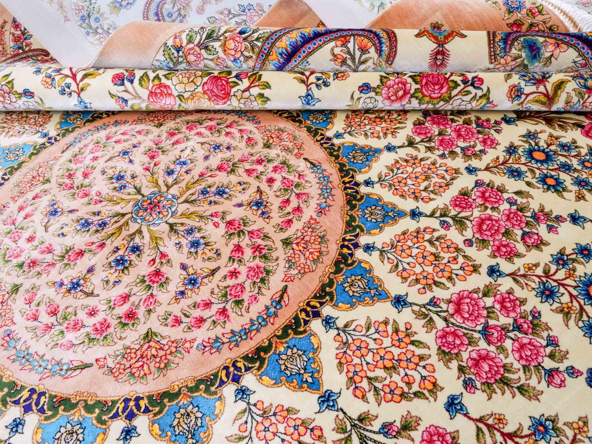 Ghom Maschinenteppich "Milad" 300 x 200 cm aus pflanzlicher Seide (Viskose) mit Medaillon, Cremeweiß, Beige. Teppichnummer: V63CR600H. Persian Luxury Collection by Khademi. Made in Iran / Persia – Vertrieb durch JUPITER Intl.